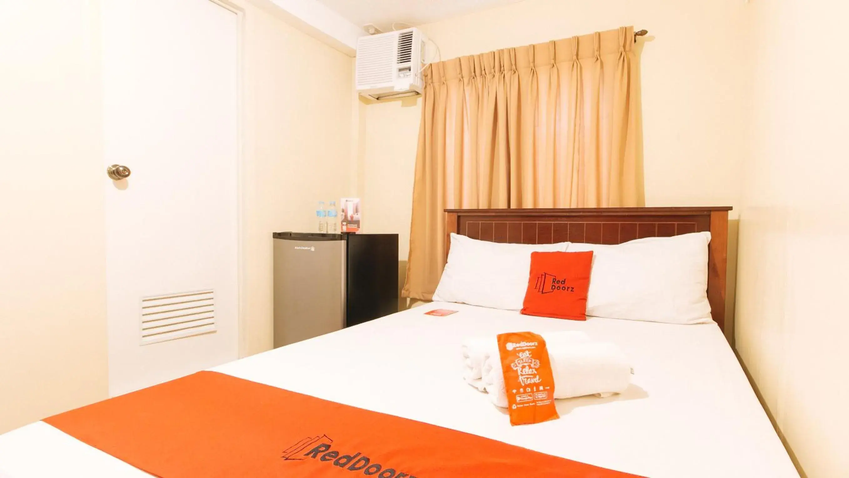 Bed in RedDoorz near PNR Espana Station Bed in RedDoorz near PNR Espana Station