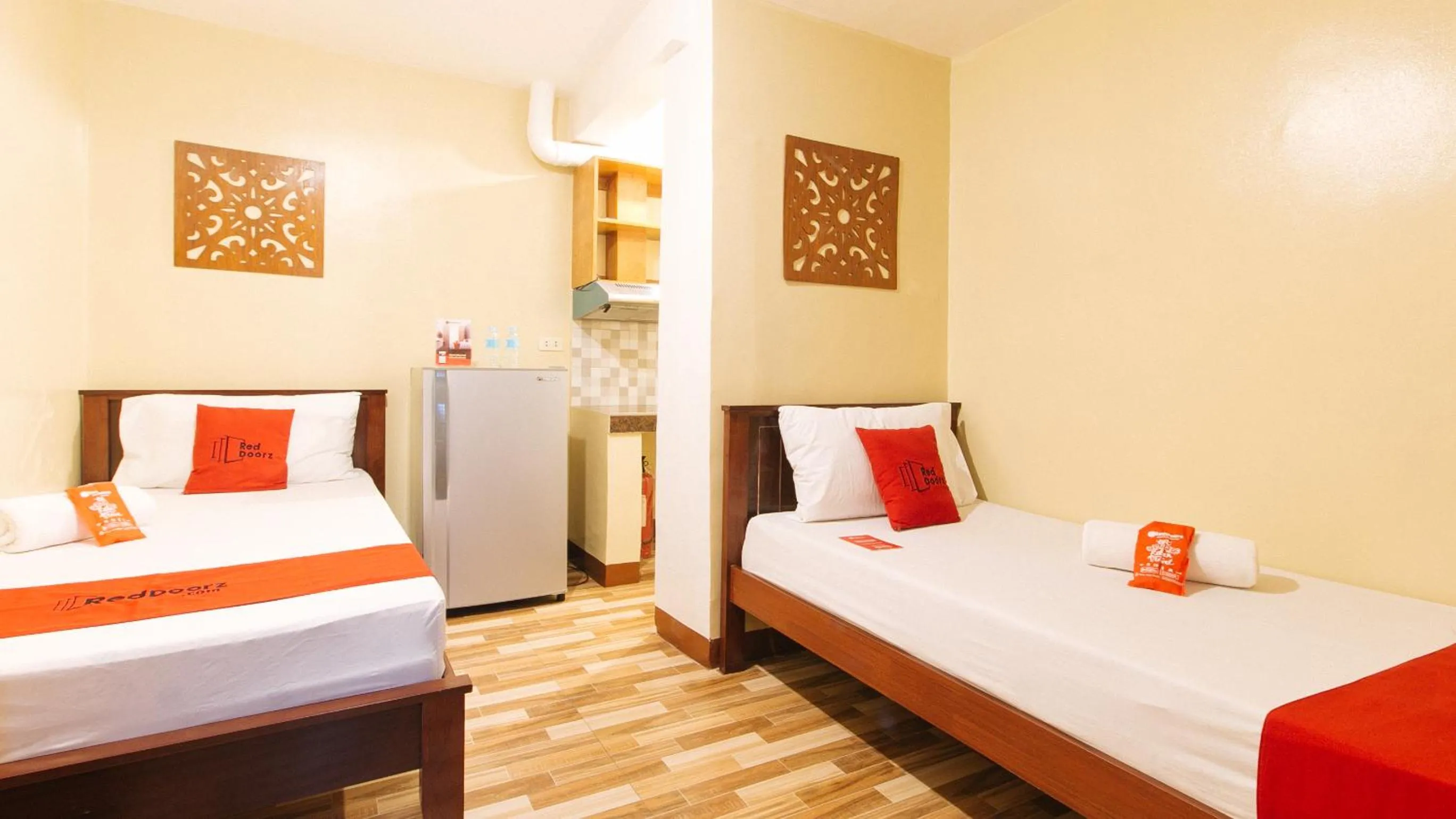 Kitchen or kitchenette, Bed in RedDoorz near PNR Espana Station