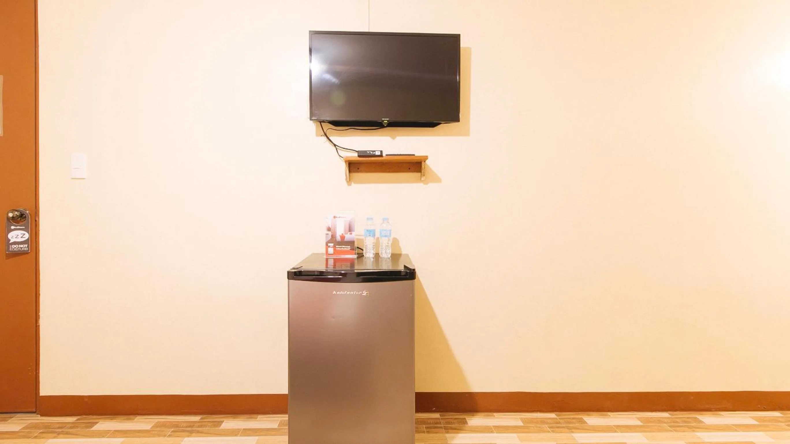 TV and multimedia in RedDoorz near PNR Espana Station