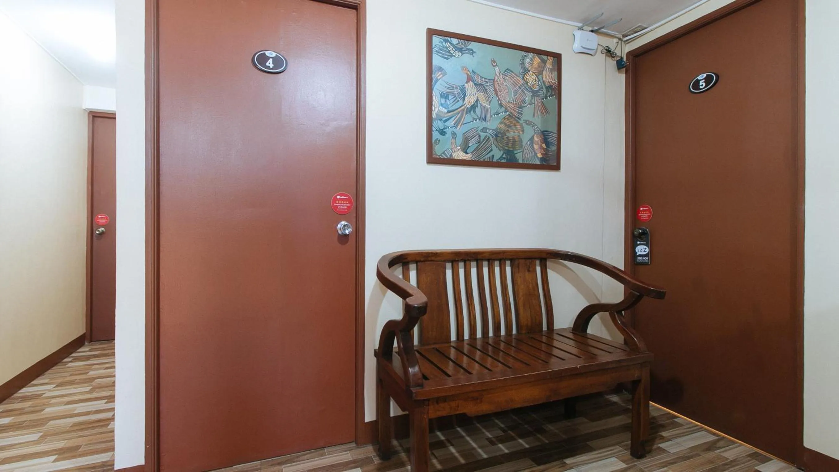 Seating area in RedDoorz near PNR Espana Station