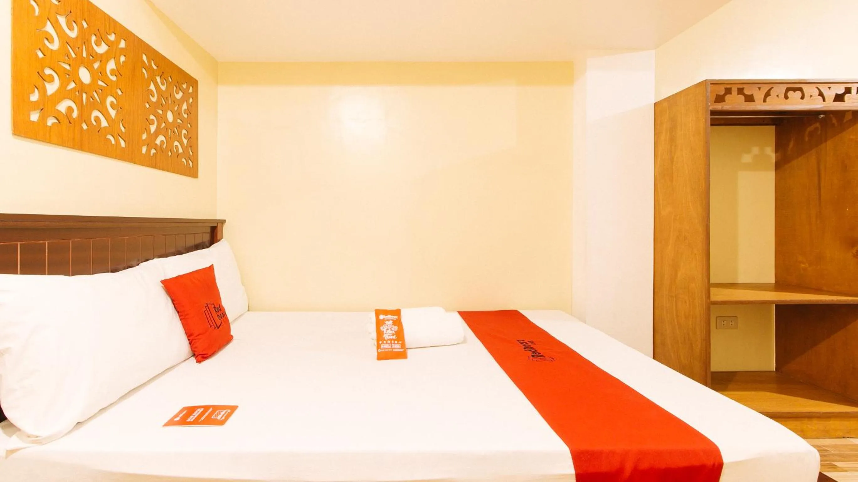 Bedroom, Bed in RedDoorz near PNR Espana Station