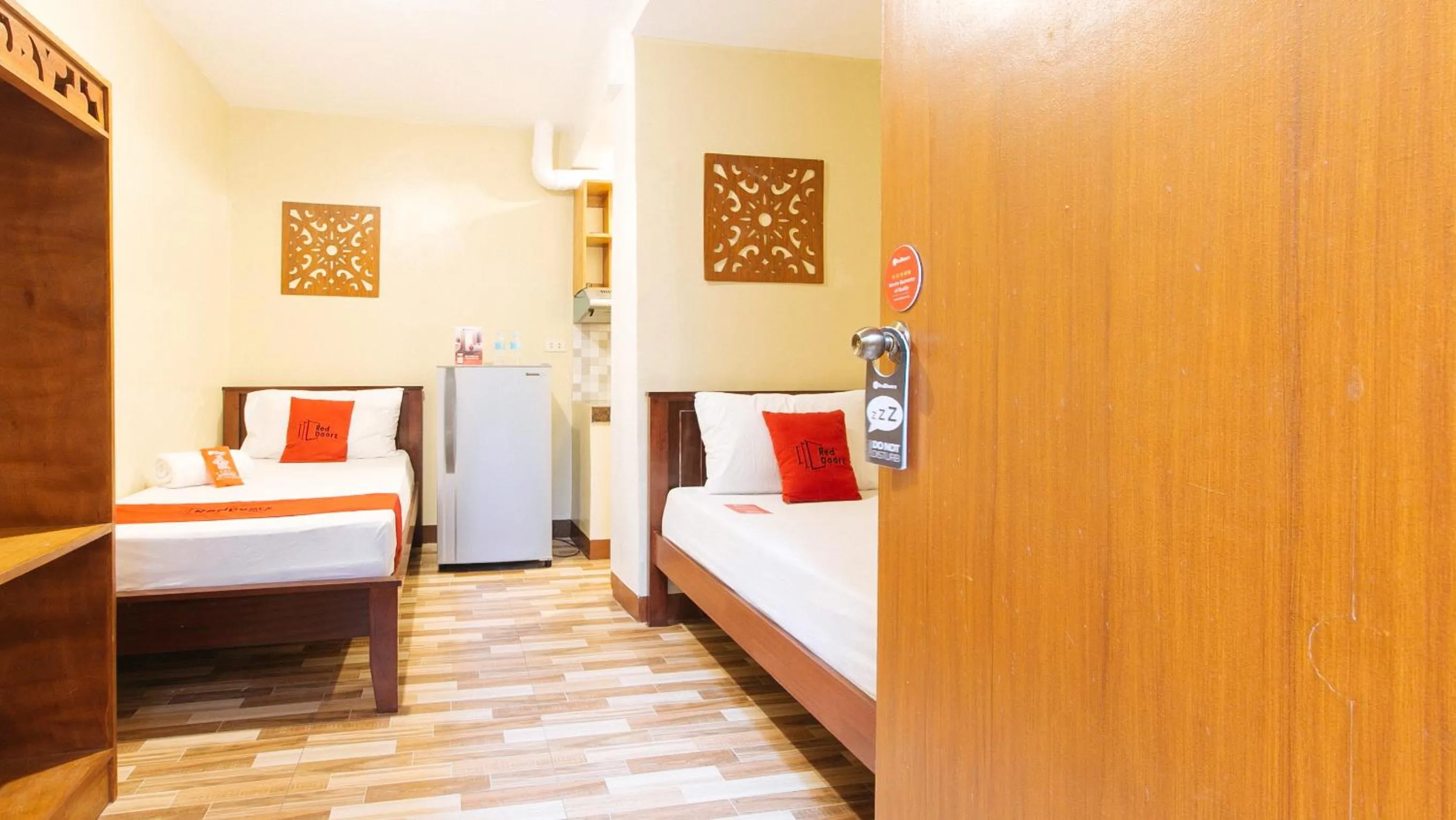 Bed in RedDoorz near PNR Espana Station