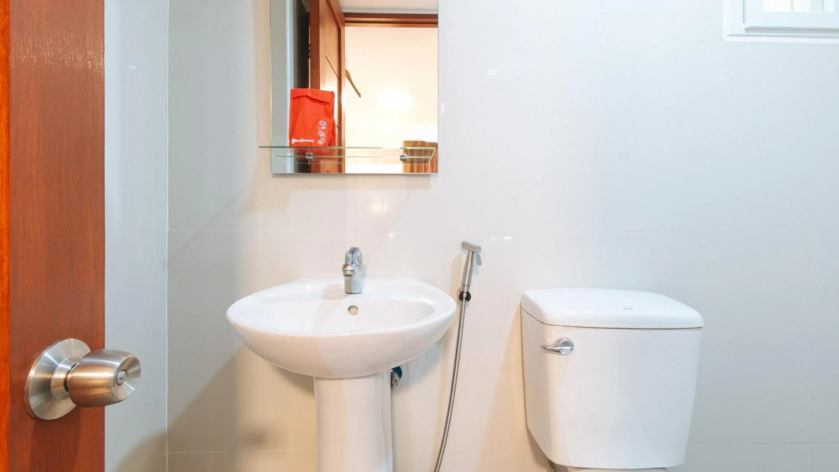 Toilet in RedDoorz near PNR Espana Station