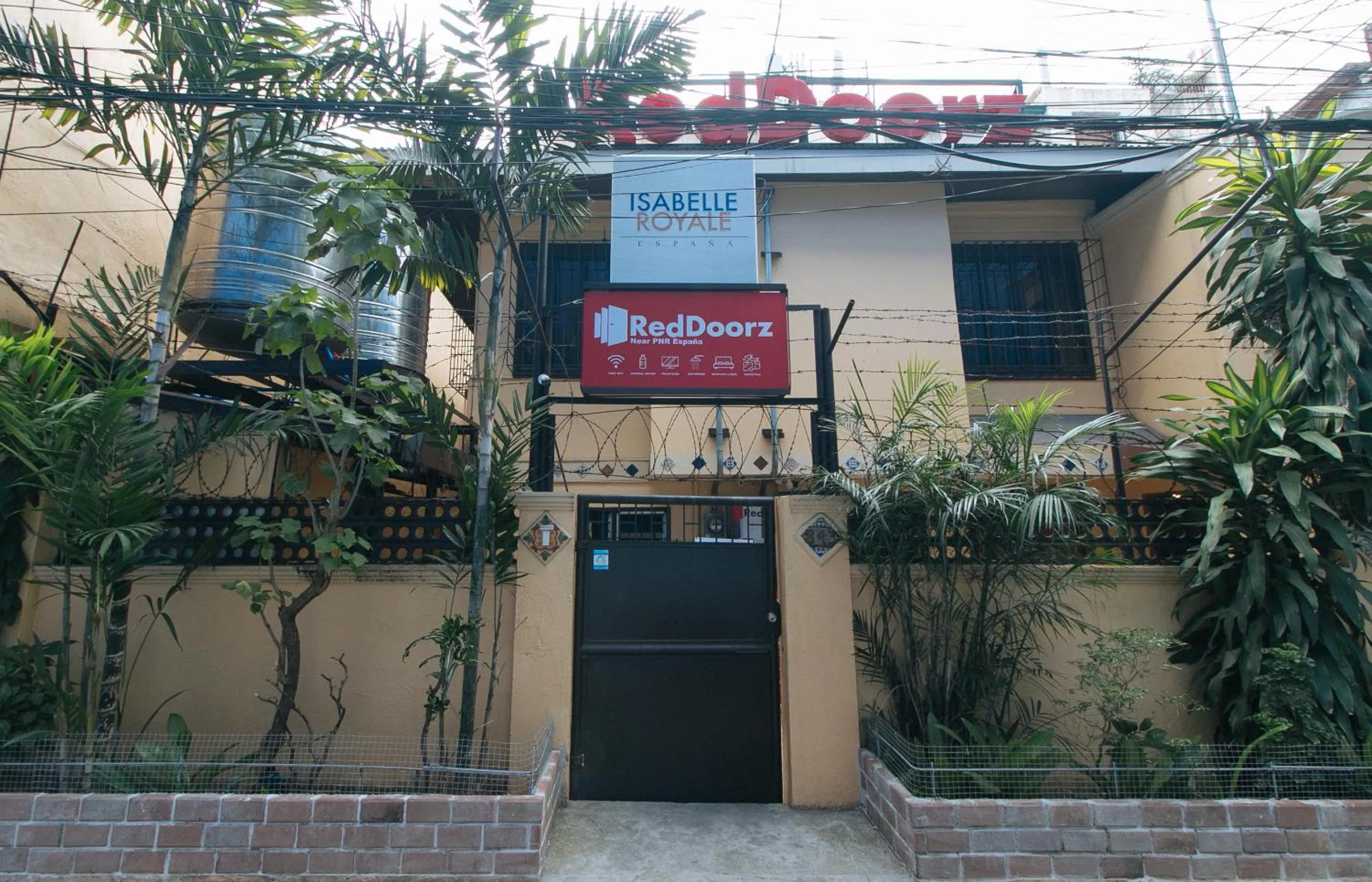 Property building in RedDoorz near PNR Espana Station