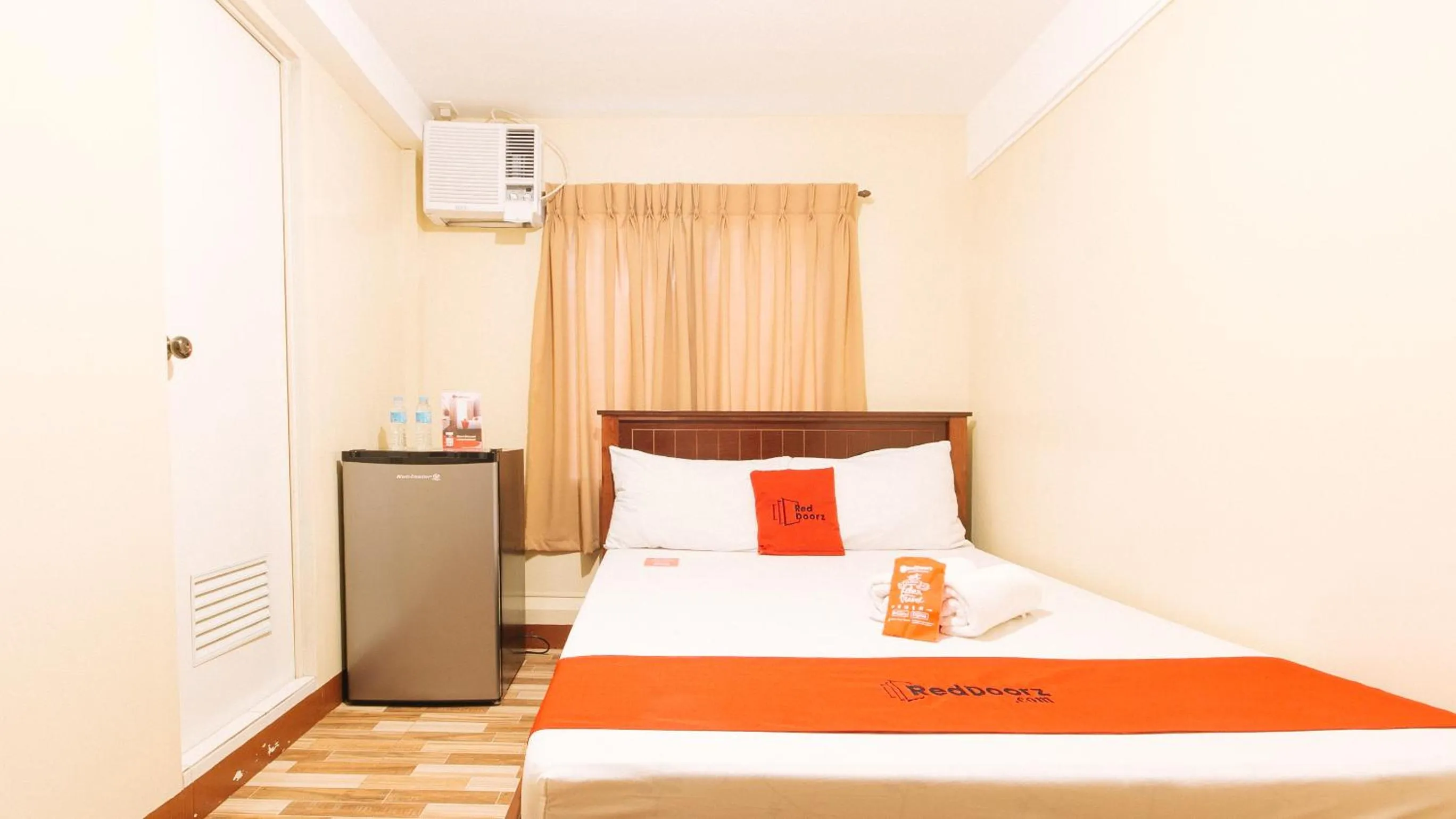 Bed in RedDoorz near PNR Espana Station