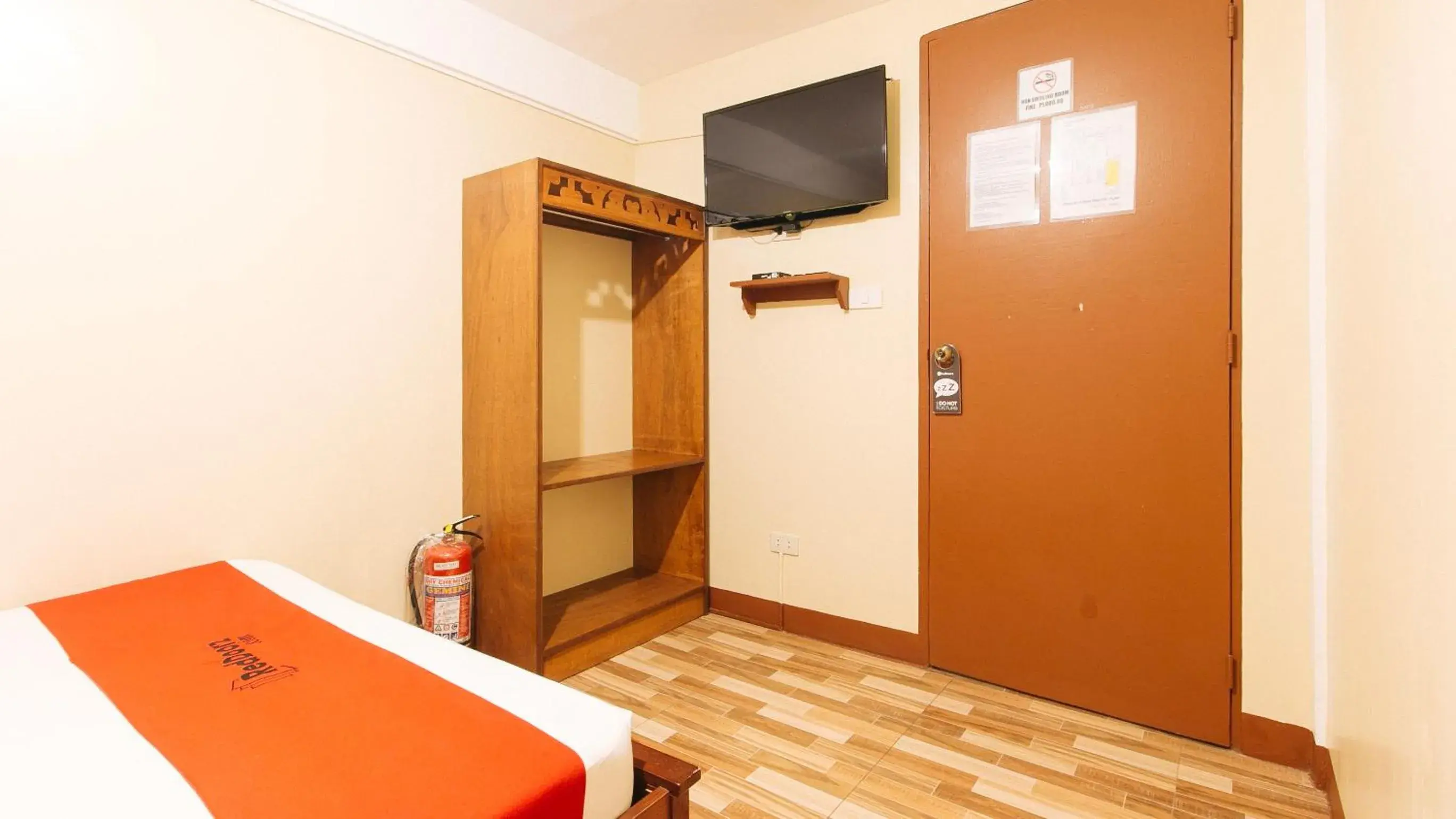 TV and multimedia in RedDoorz near PNR Espana Station TV and multimedia in RedDoorz near PNR Espana Station