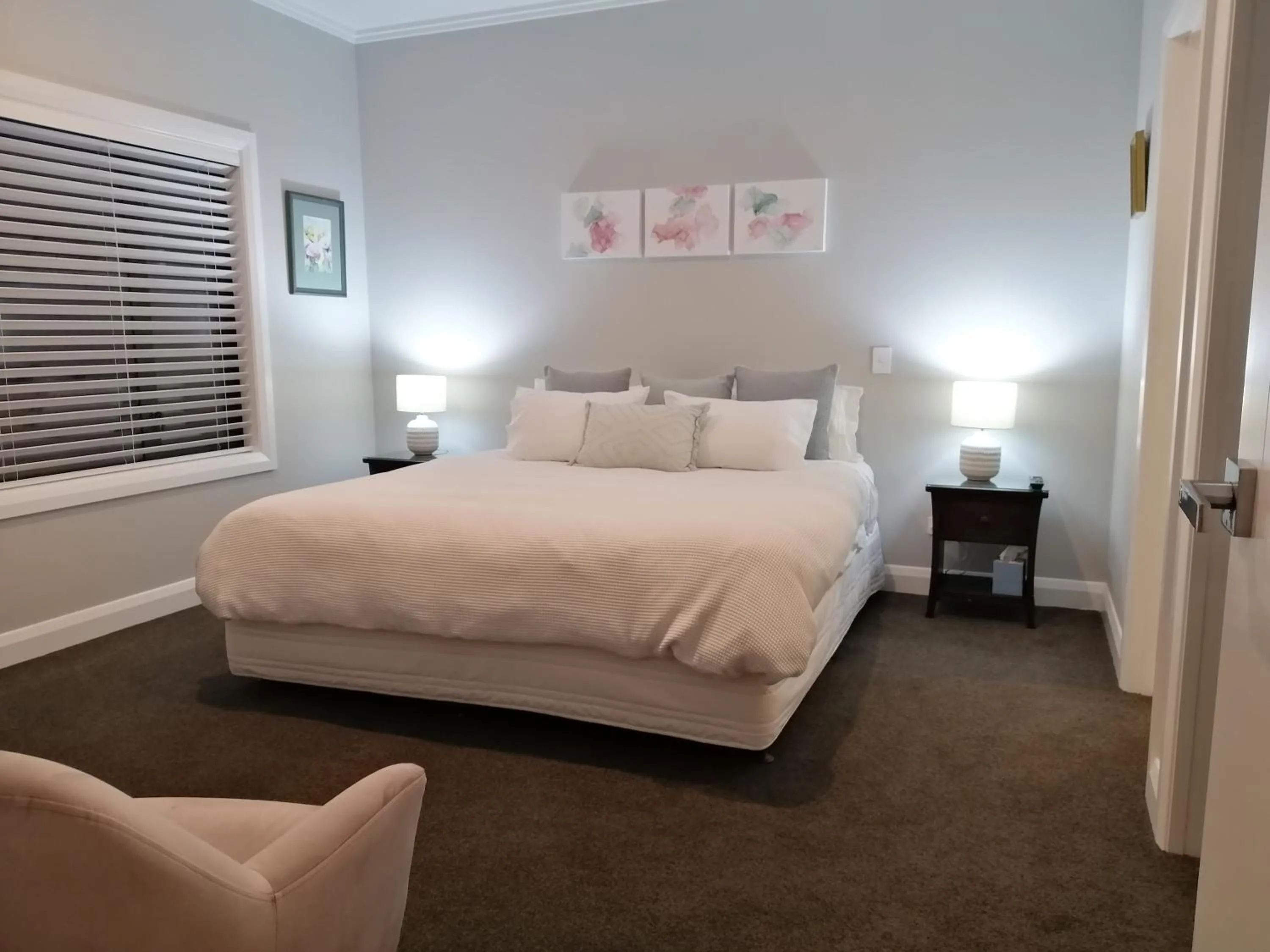 Photo of the whole room, Bed in Stay Taupo