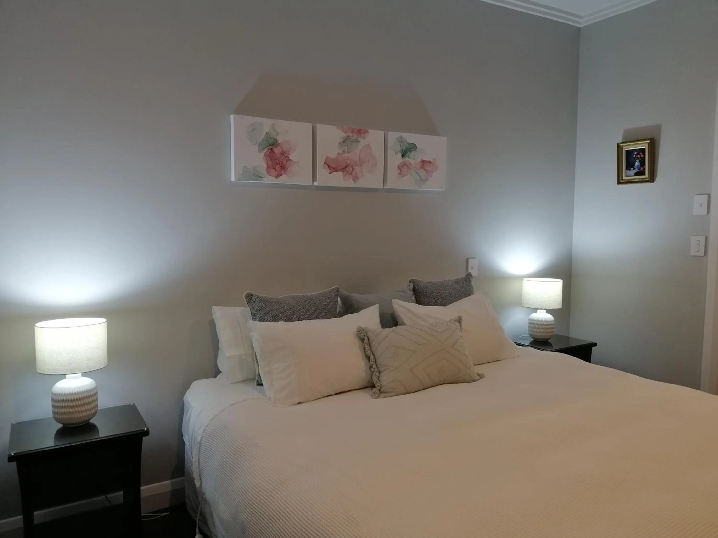 Photo of the whole room, Bed in Stay Taupo