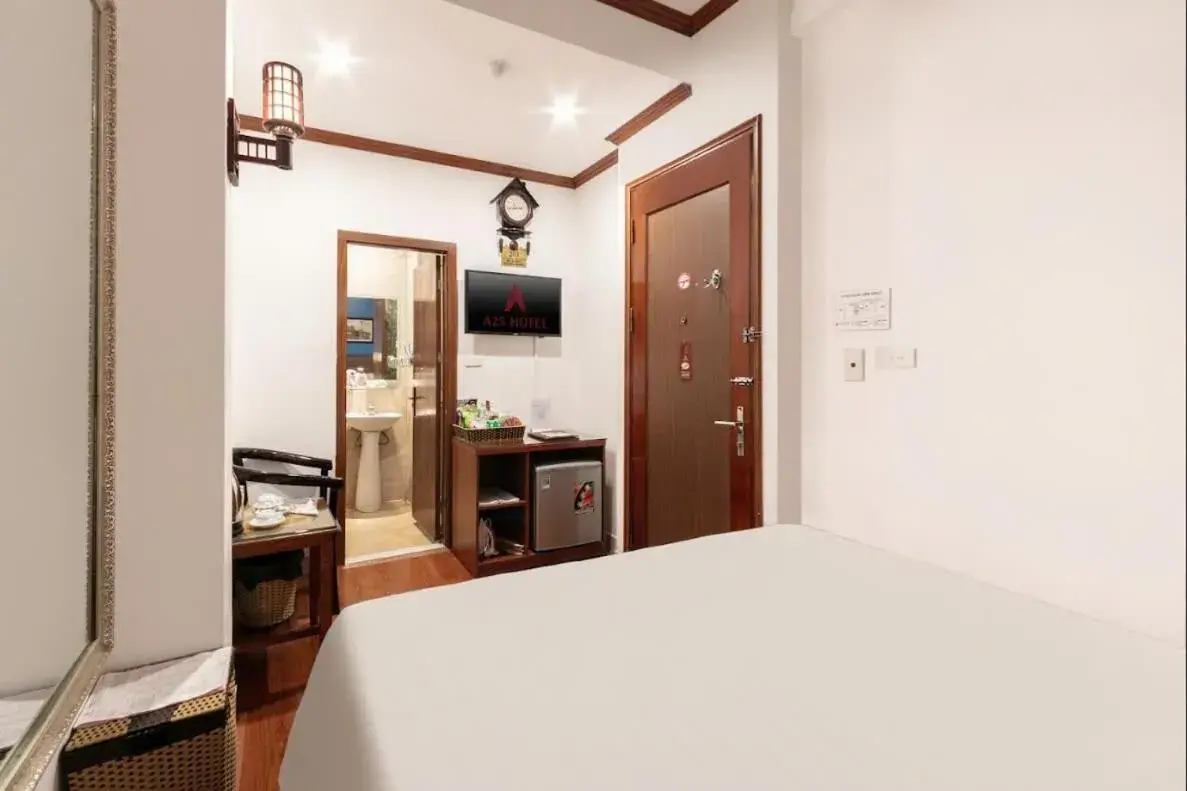 Bedroom, Bed in A25 Hotel - 26 Hàng Nón Bedroom, Bed in A25 Hotel - 26 Hàng Nón