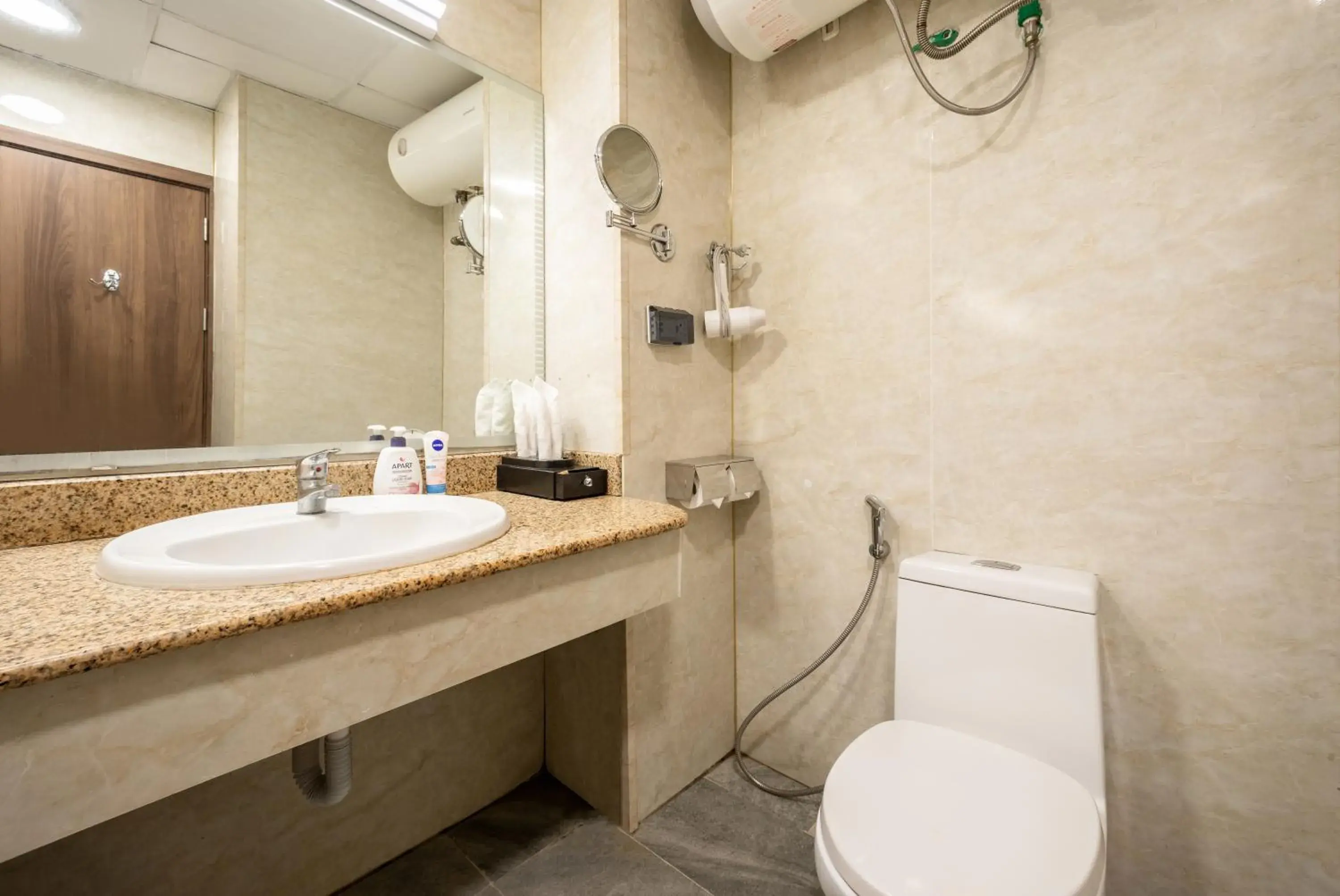 Shower in A25 Hotel - 26 Hàng Nón Shower in A25 Hotel - 26 Hàng Nón