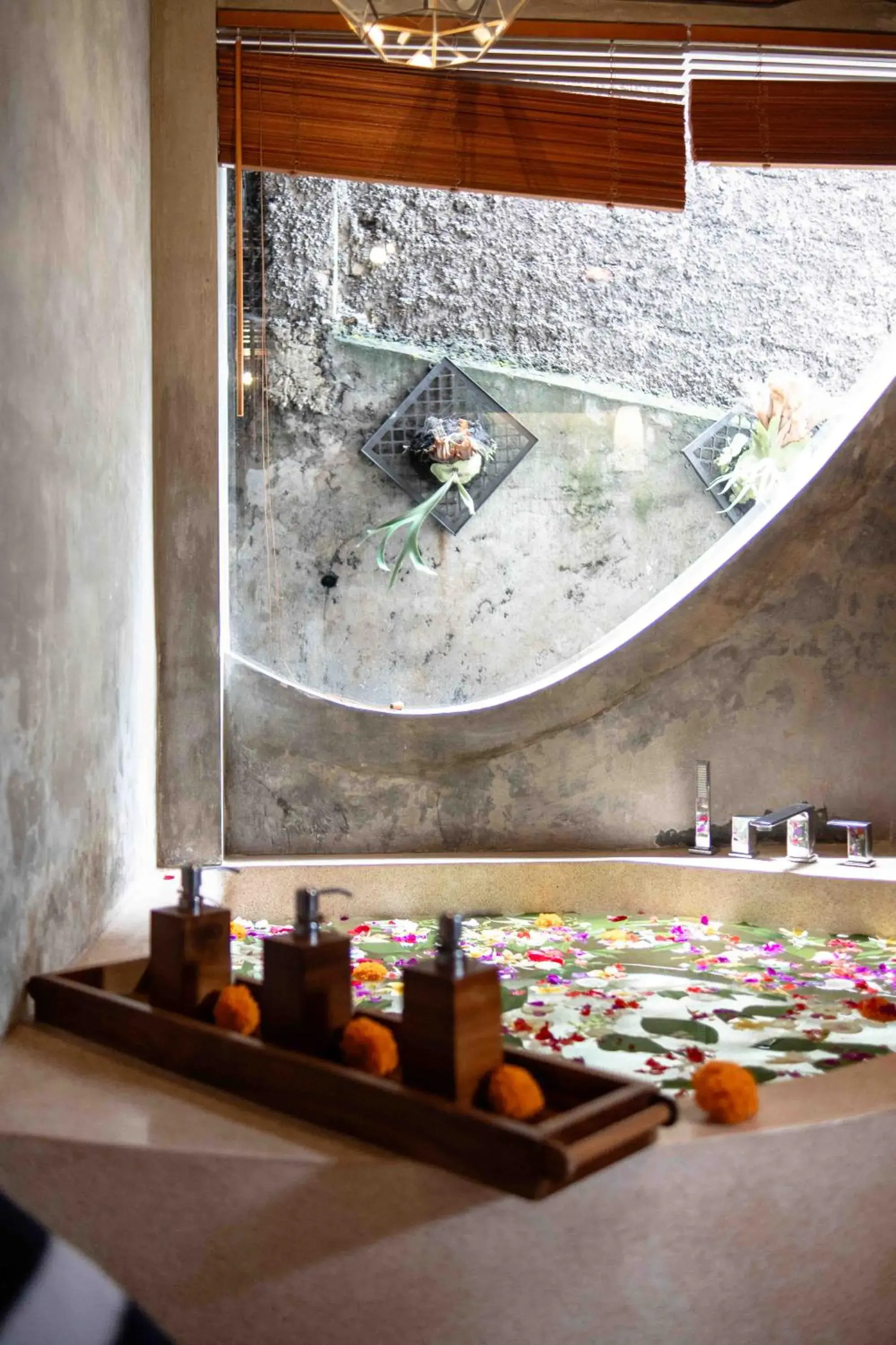 Bathroom in The Sender Pool Suites Bathroom in The Sender Pool Suites