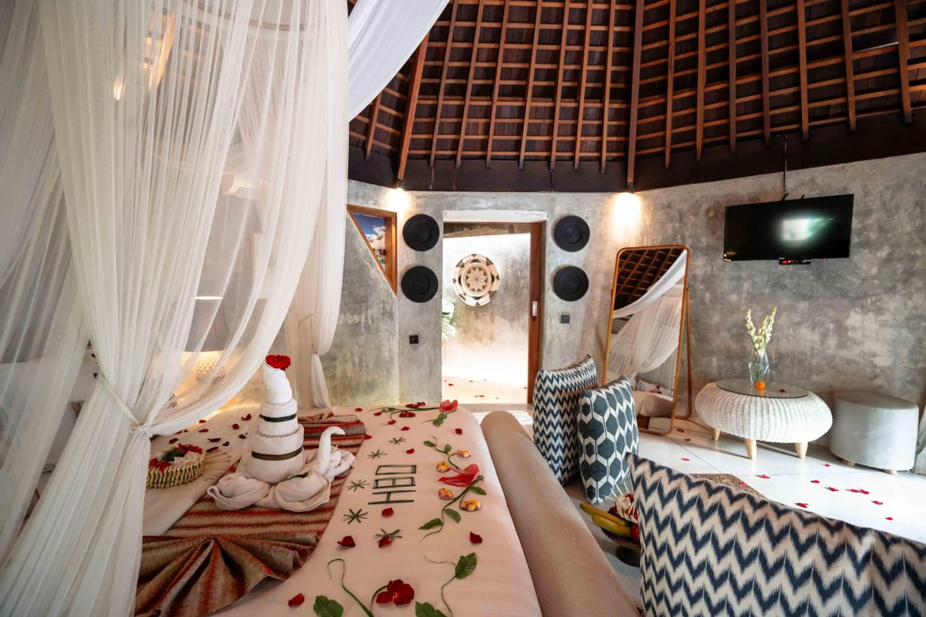 Photo of the whole room, Bed in The Sender Pool Suites