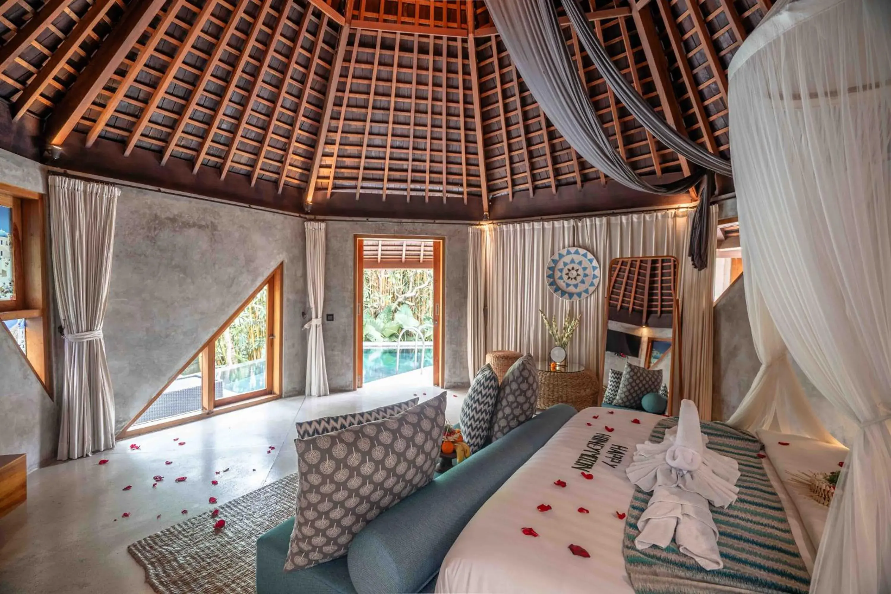 Bed in The Sender Pool Suites Bed in The Sender Pool Suites