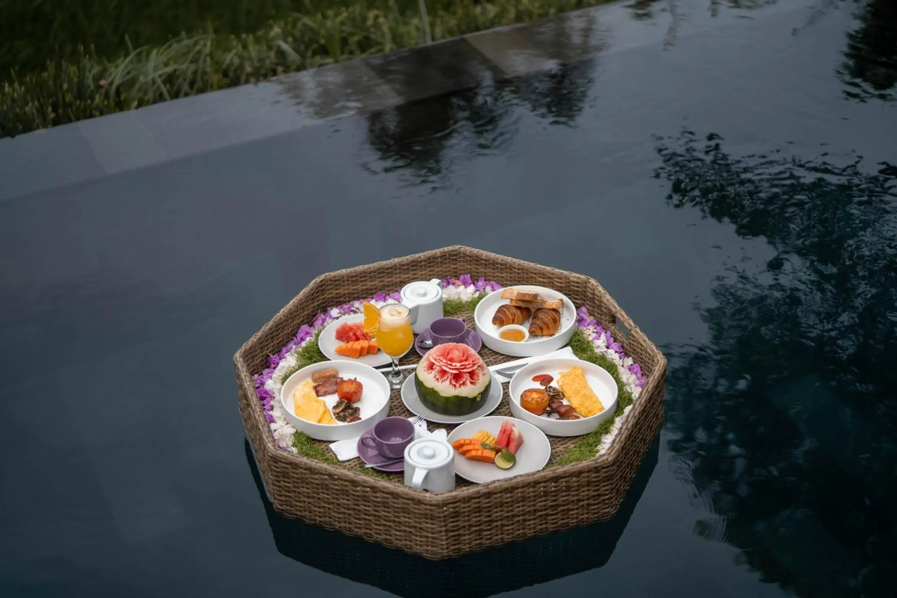 Breakfast in The Sender Pool Suites Breakfast in The Sender Pool Suites