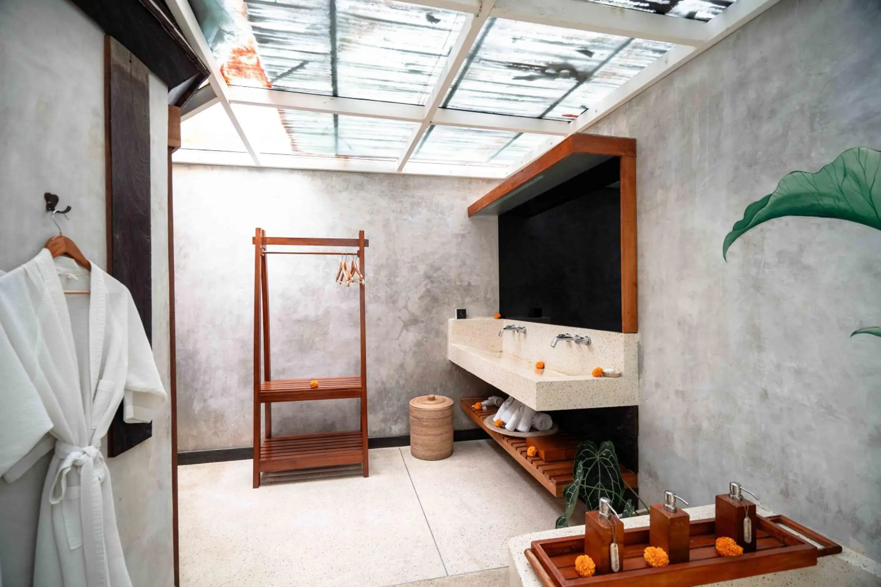 Bathroom in The Sender Pool Suites Bathroom in The Sender Pool Suites