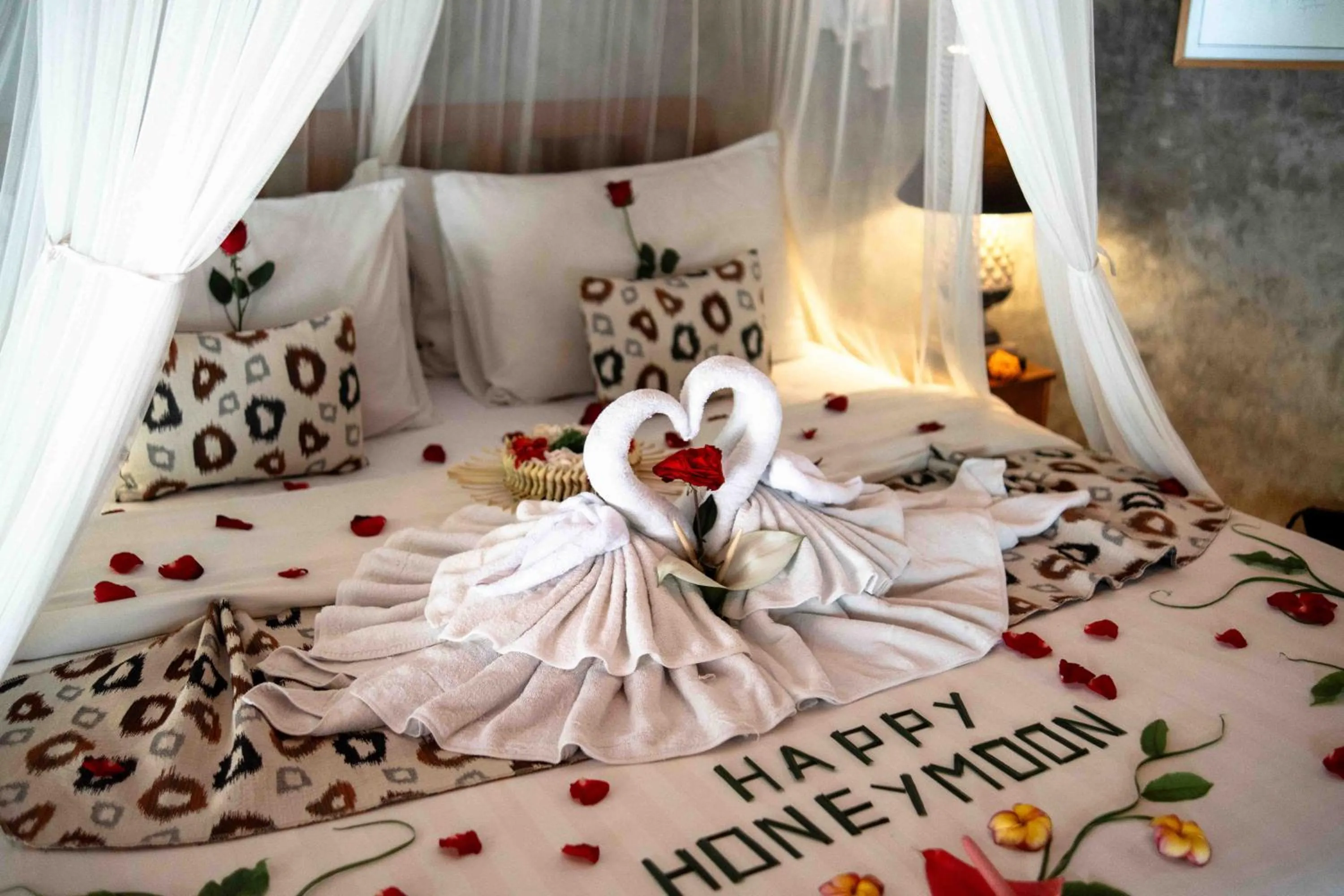 Decorative detail, Bed in The Sender Pool Suites