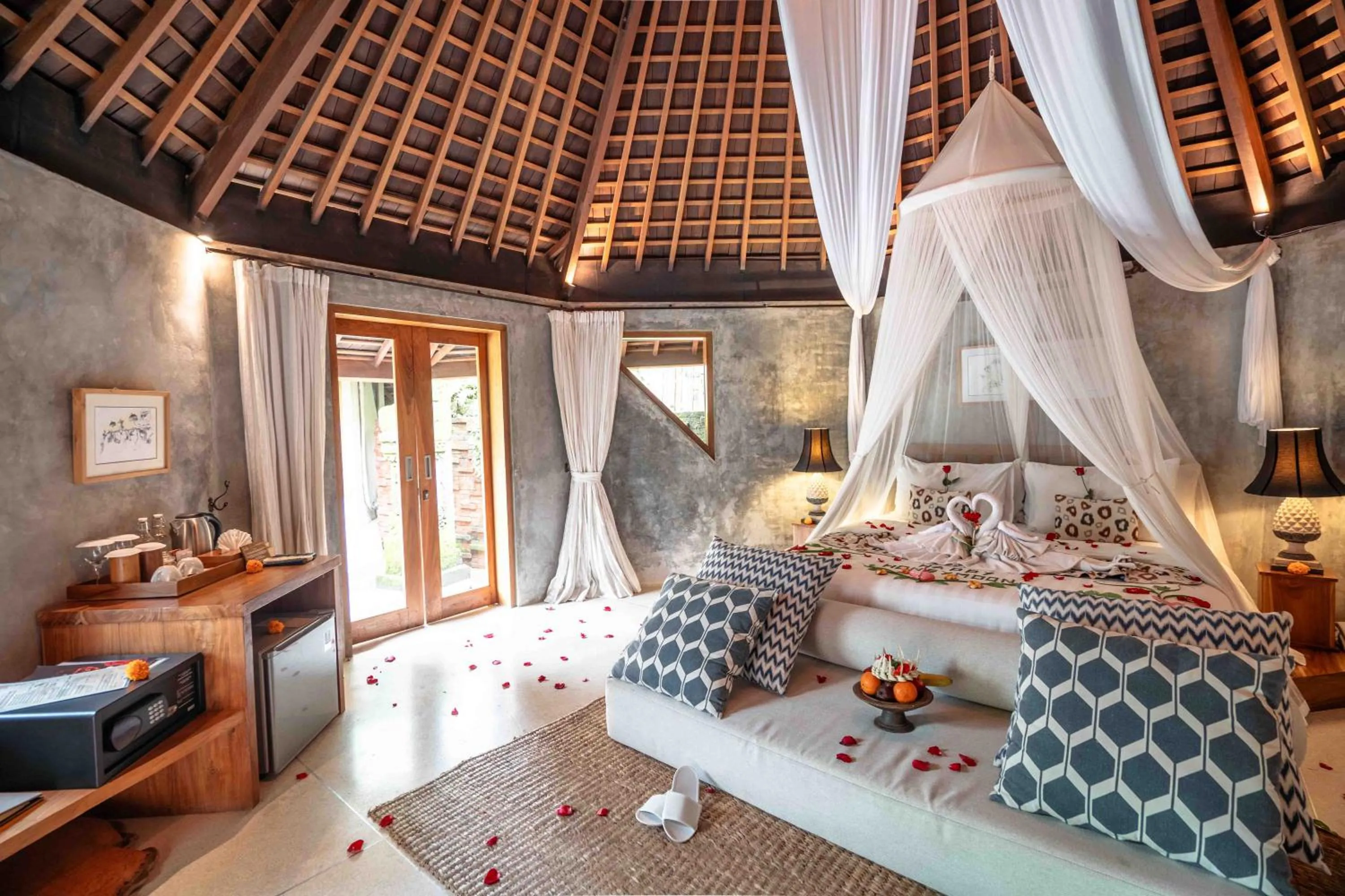 Photo of the whole room, Bed in The Sender Pool Suites