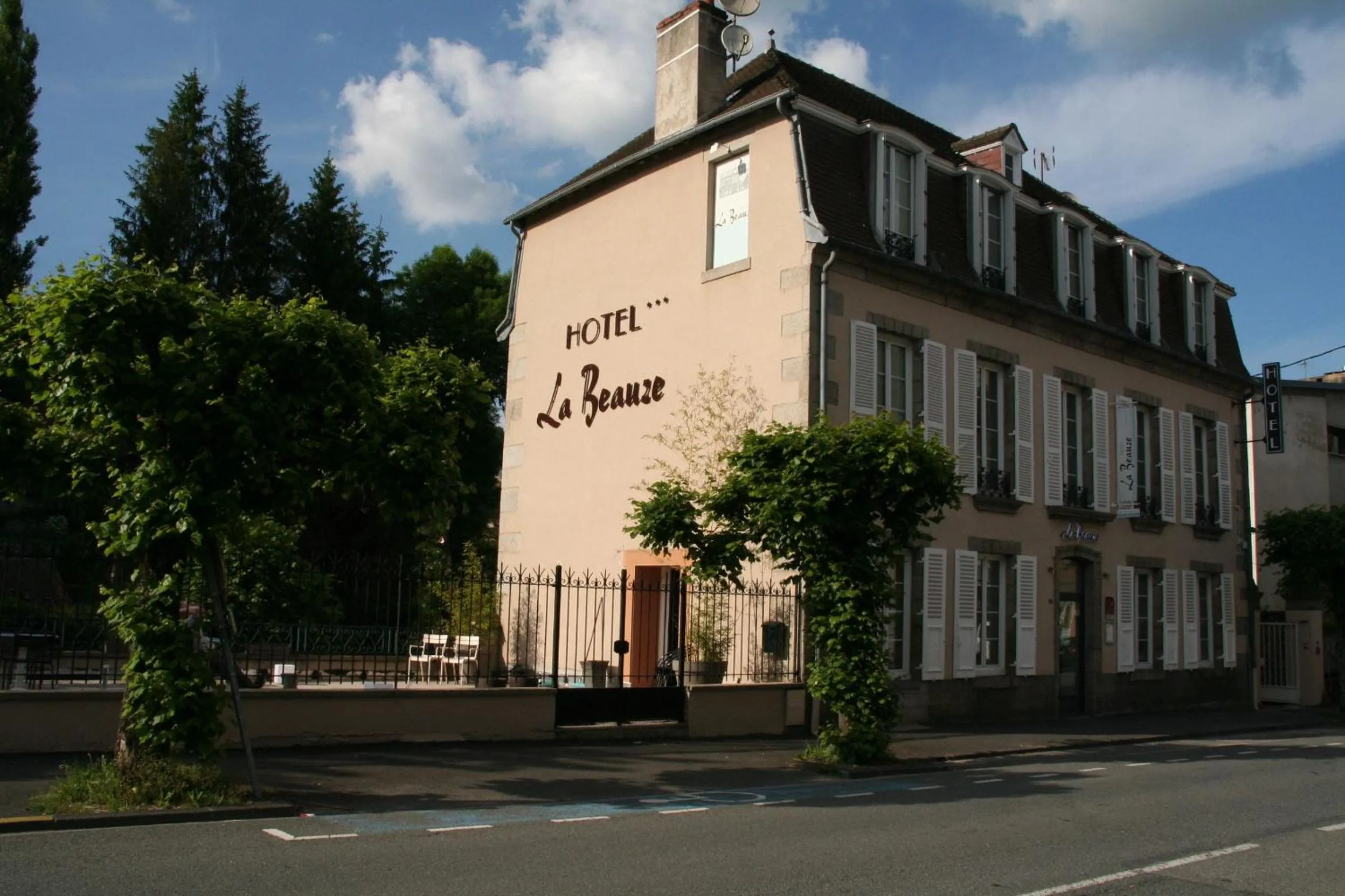 Property building in Hotel La Beauze