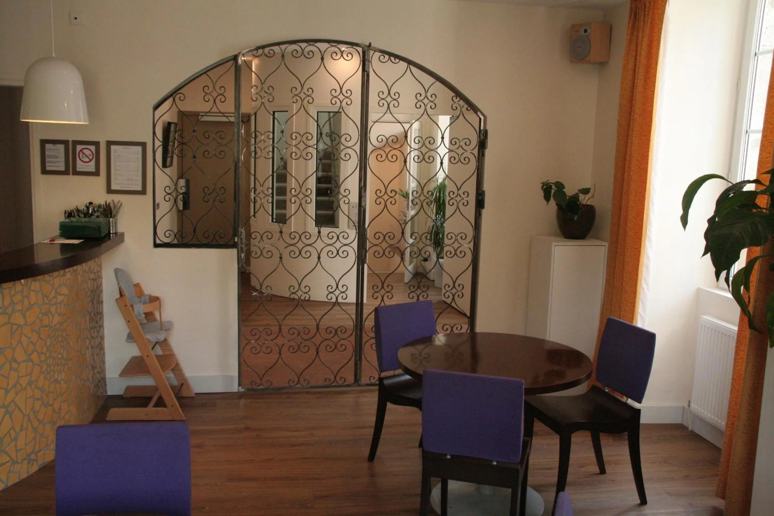 Restaurant/places to eat in Hotel La Beauze