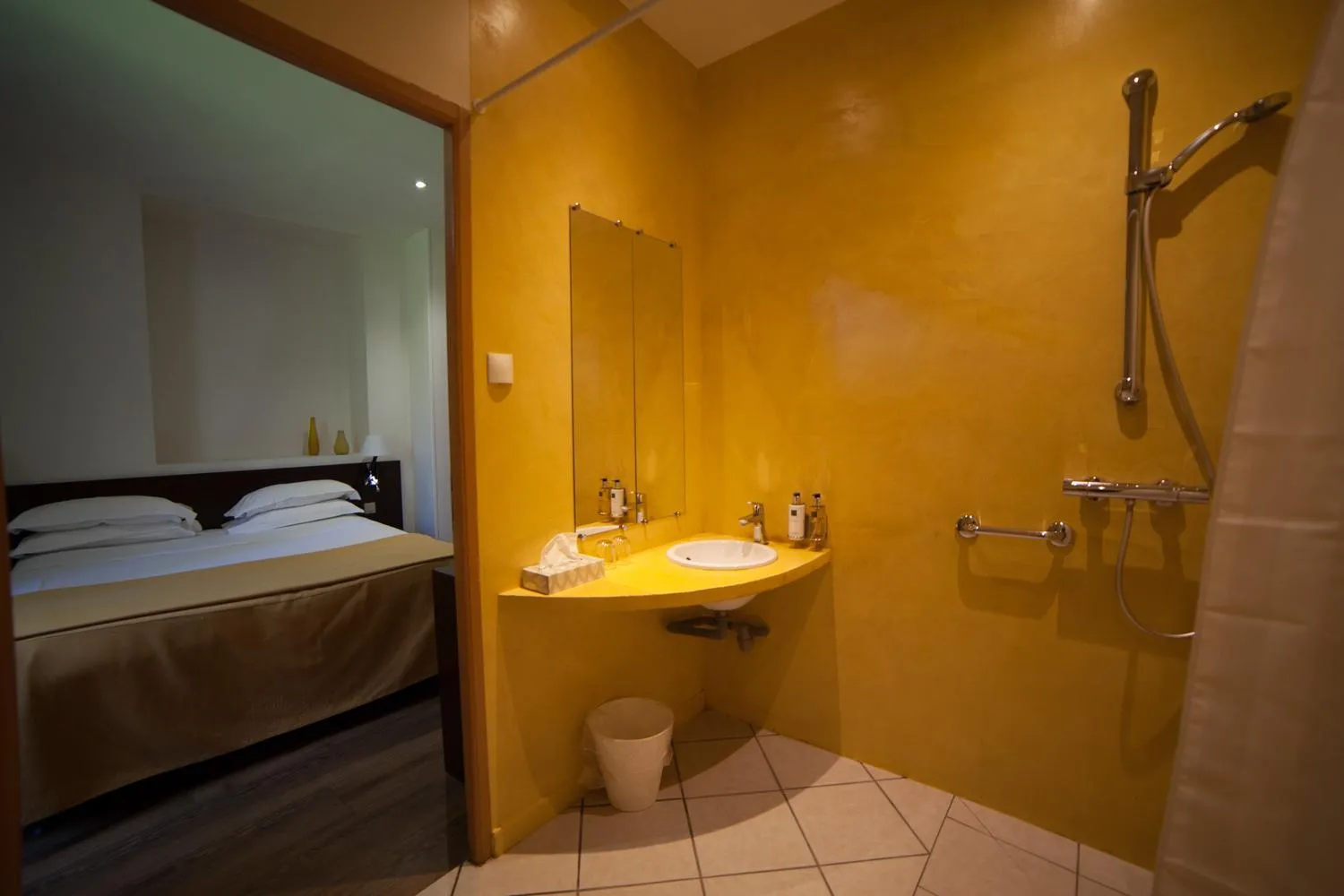 Bathroom, Bed in Hotel La Beauze