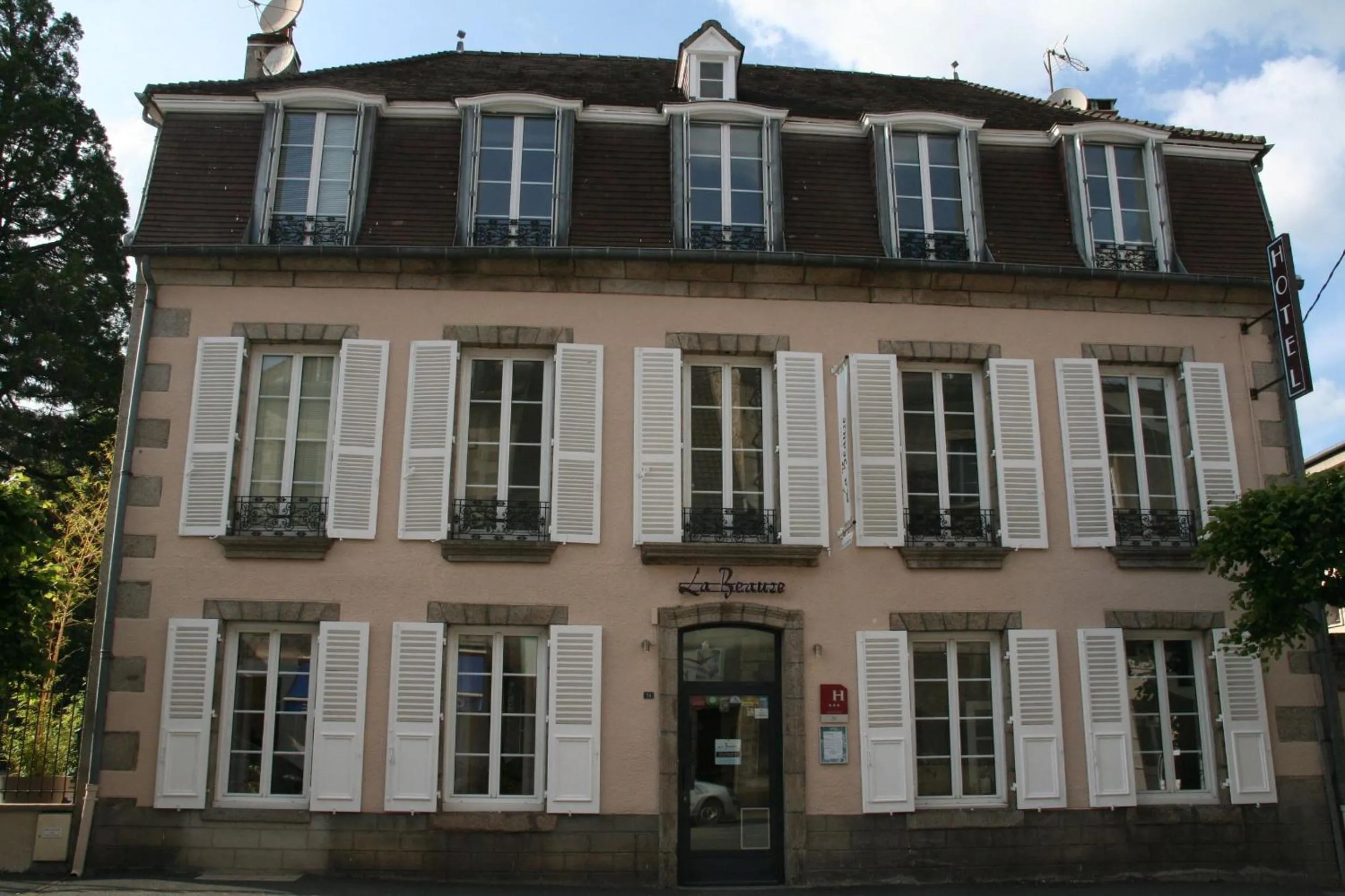 Facade/entrance in Hotel La Beauze