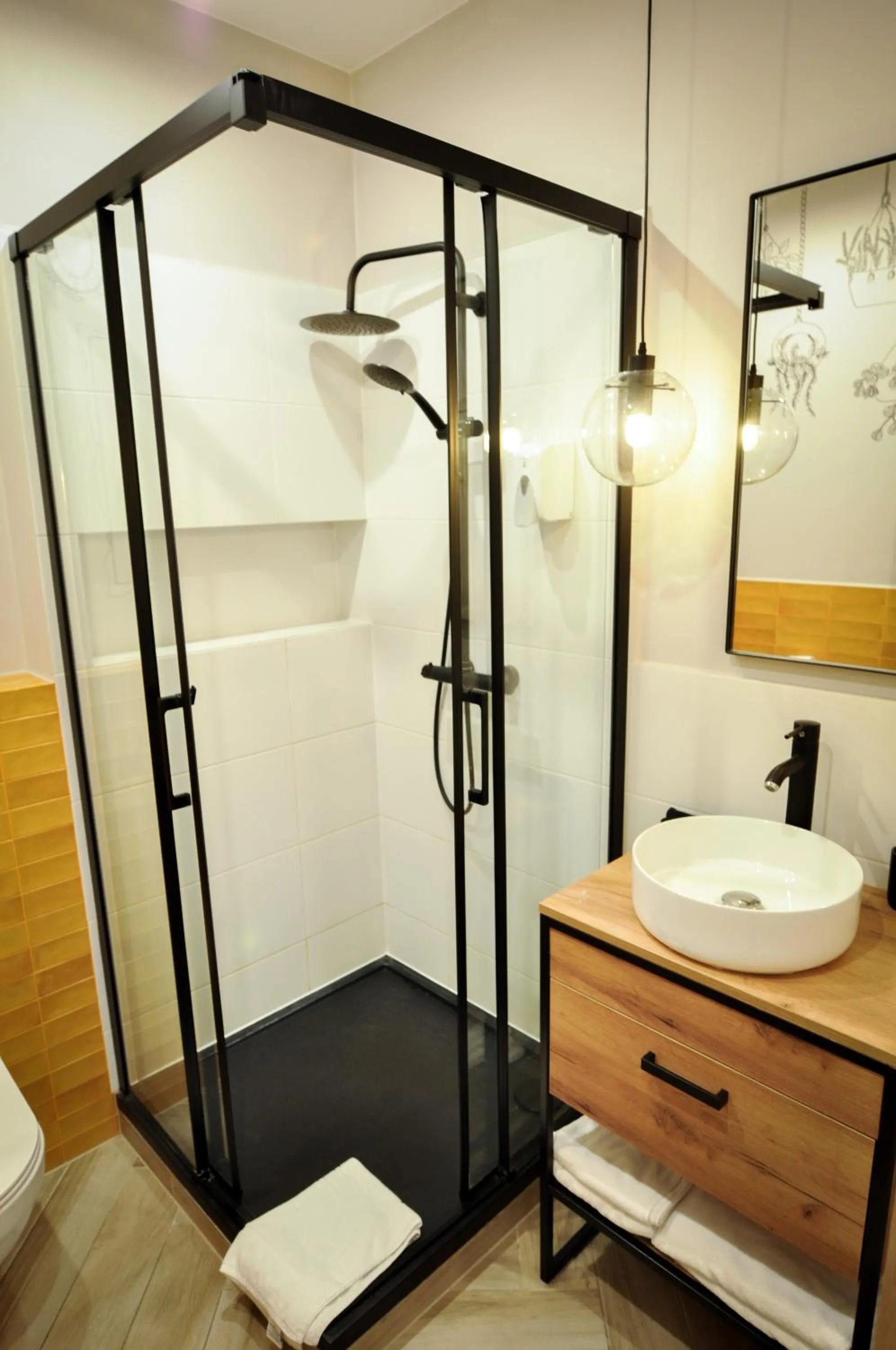 Shower in Piotrkowska 89 Residence