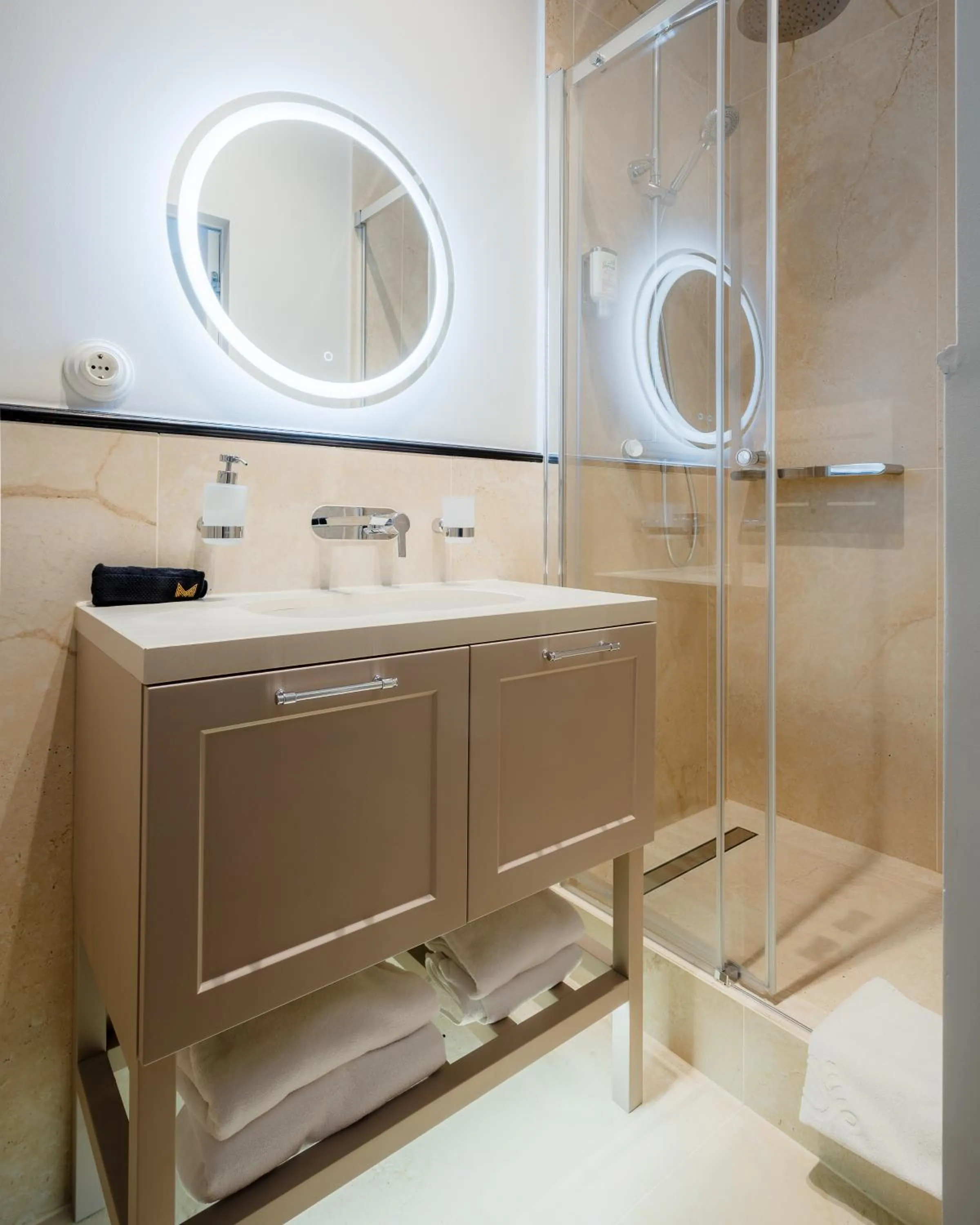 Shower in Piotrkowska 89 Residence