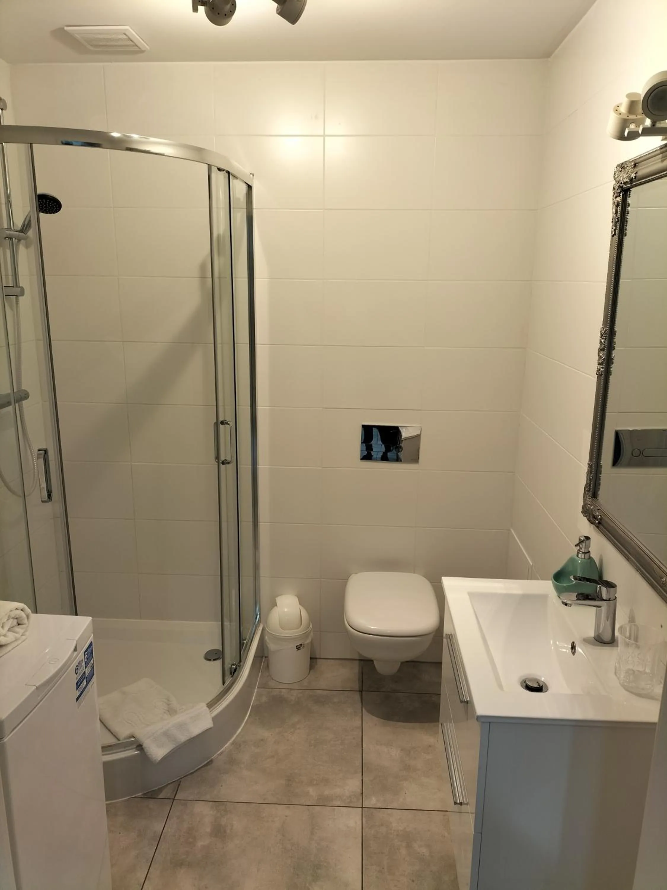 Shower in Piotrkowska 89 Residence