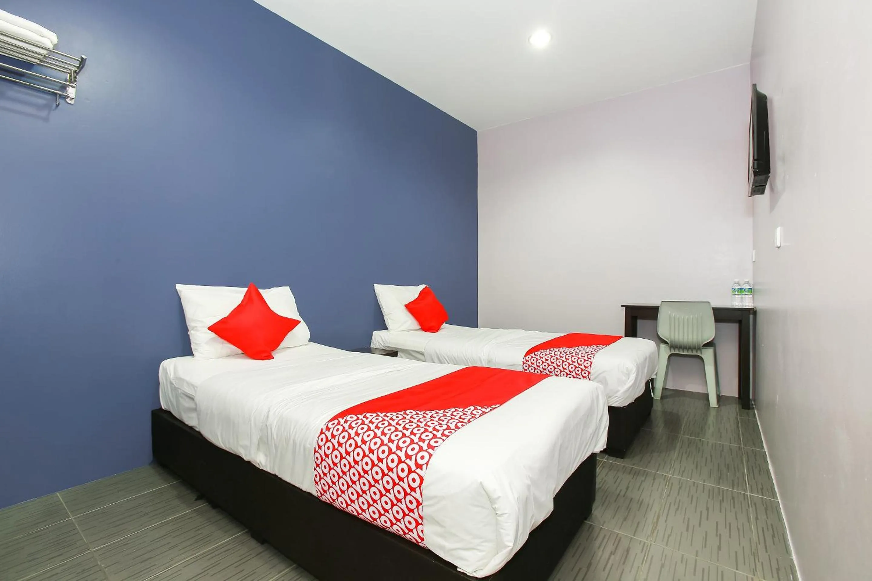 Bedroom in OYO 89332 De Hotel