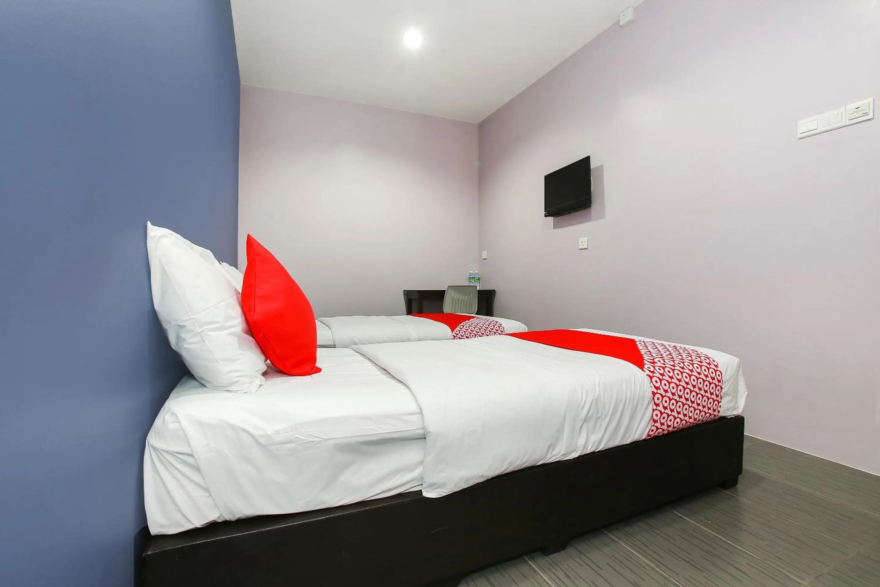 Bedroom in OYO 89332 De Hotel