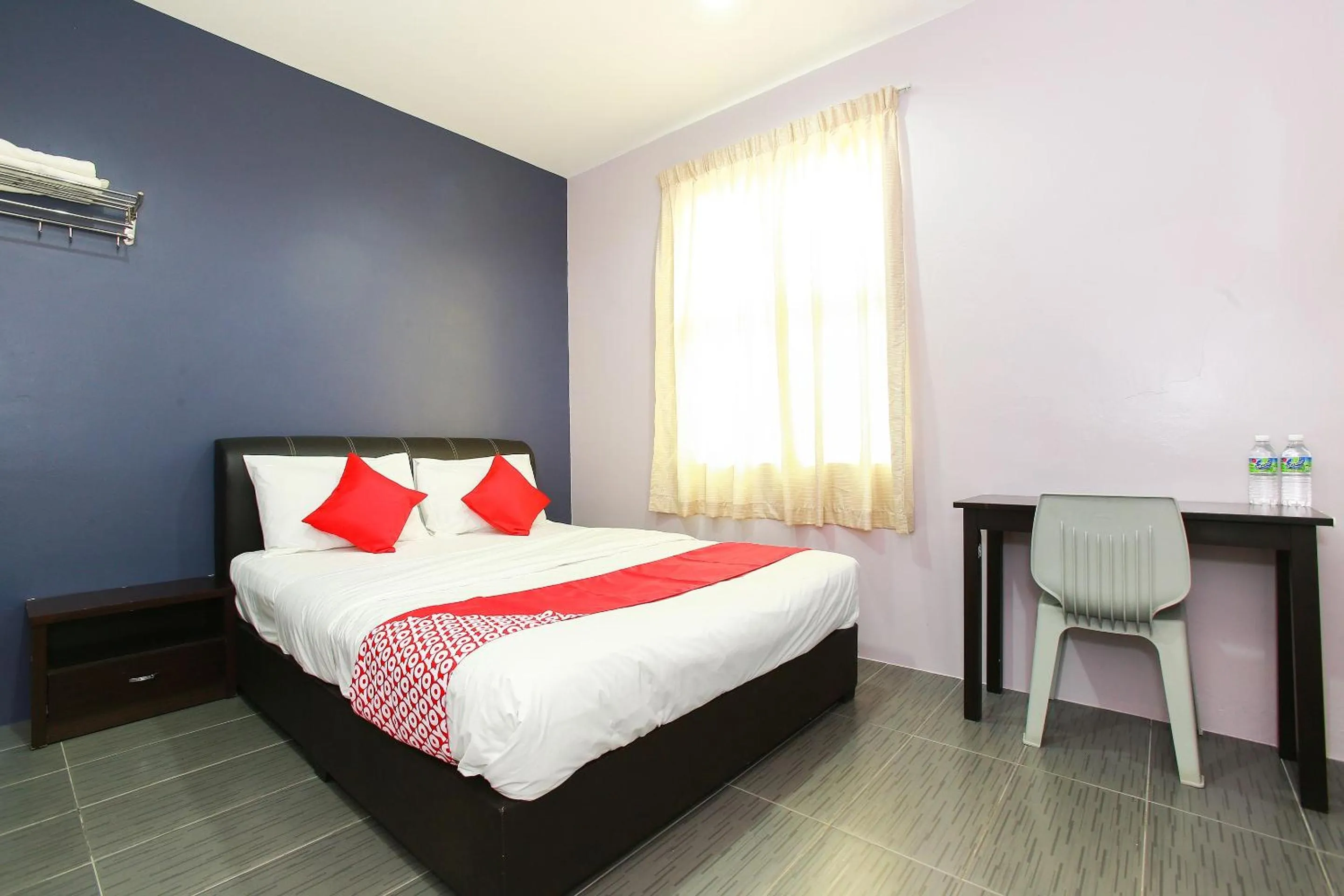 Bedroom in OYO 89332 De Hotel