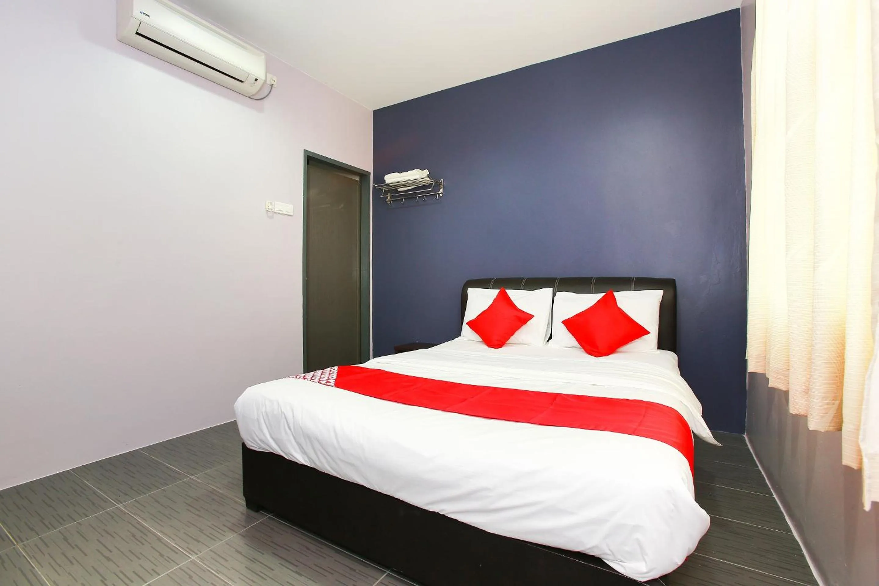 Bedroom in OYO 89332 De Hotel