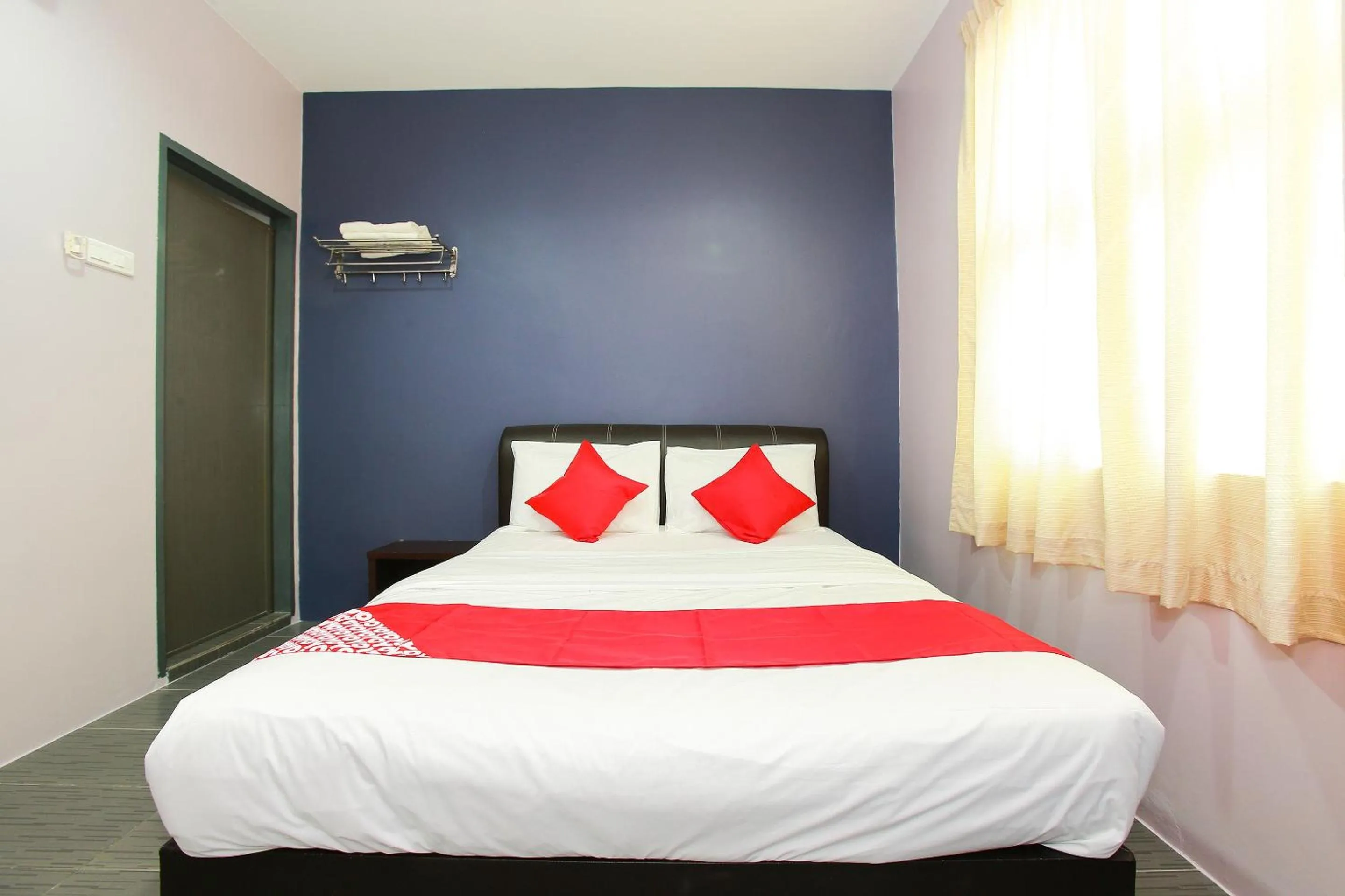 Bedroom in OYO 89332 De Hotel