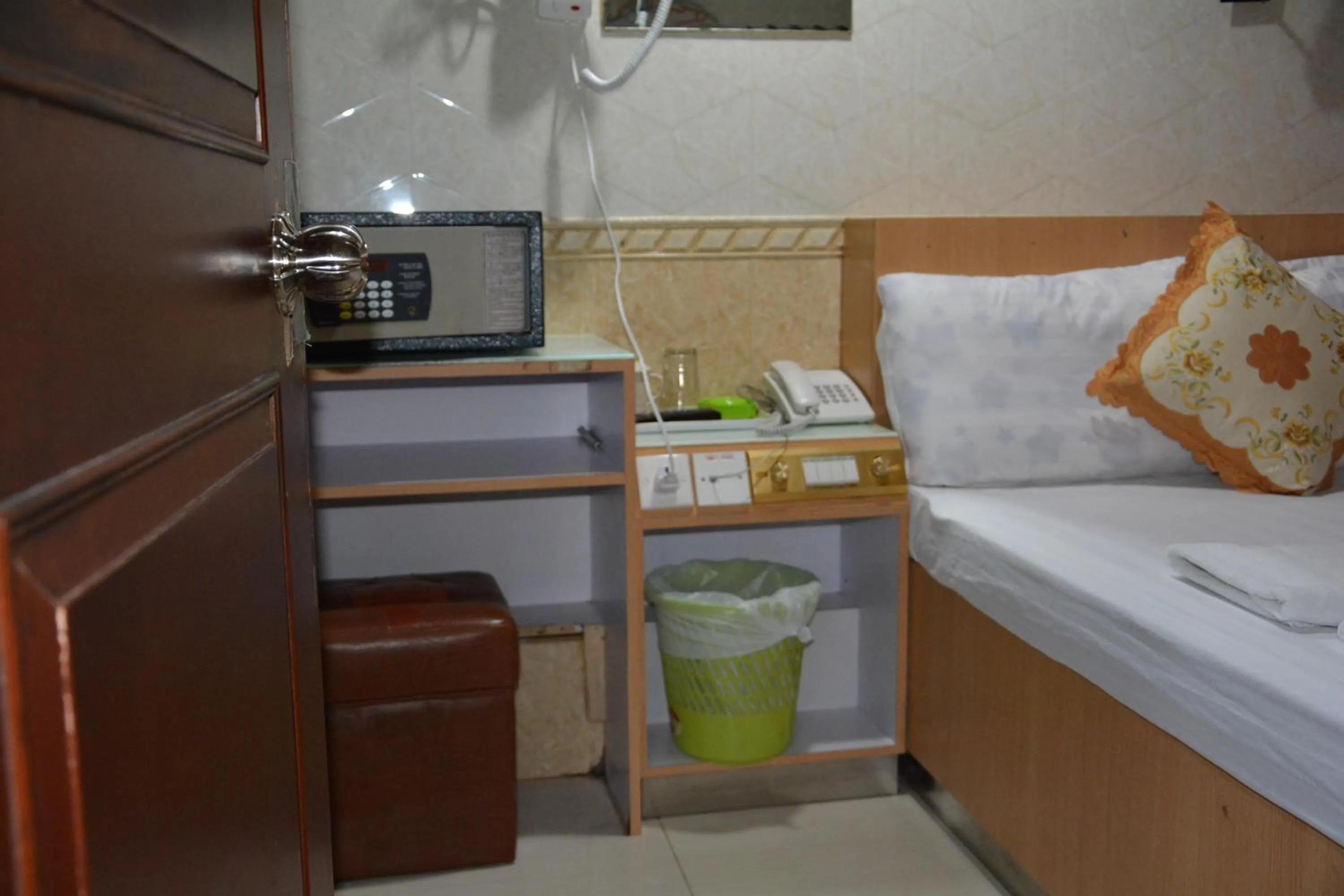 cot, Bed in Everest Hostel