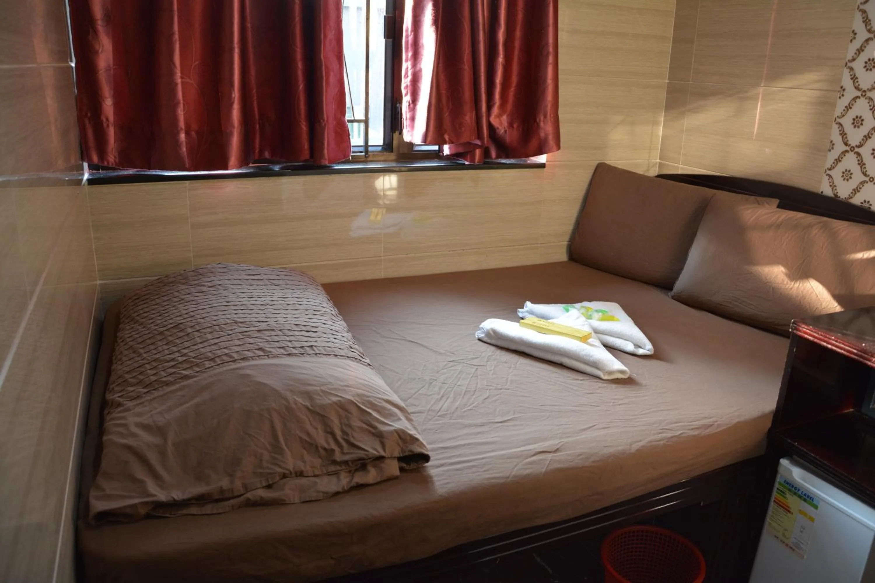 cot, Bed in Everest Hostel