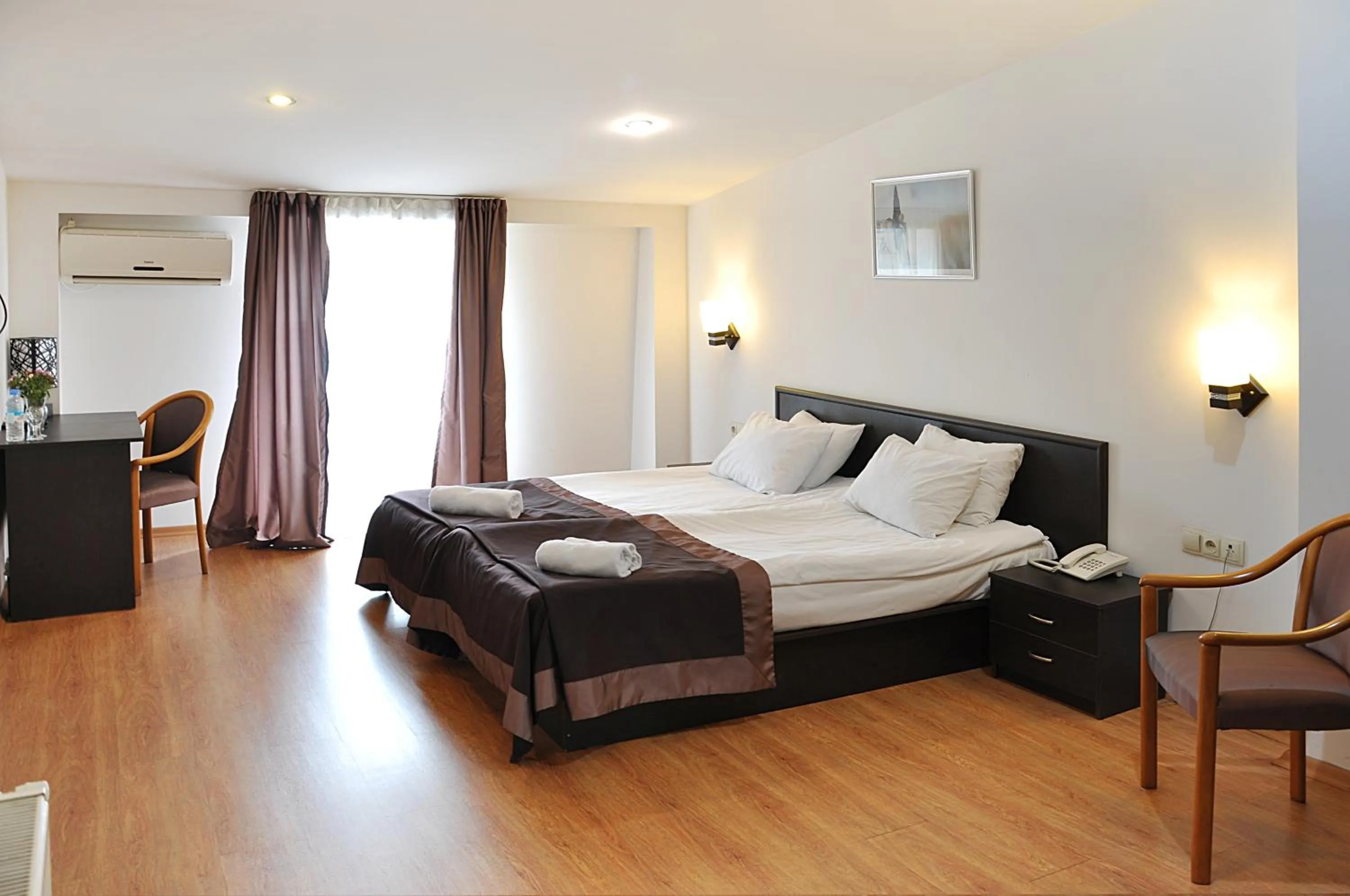 Photo of the whole room, Bed in Hotel Corner