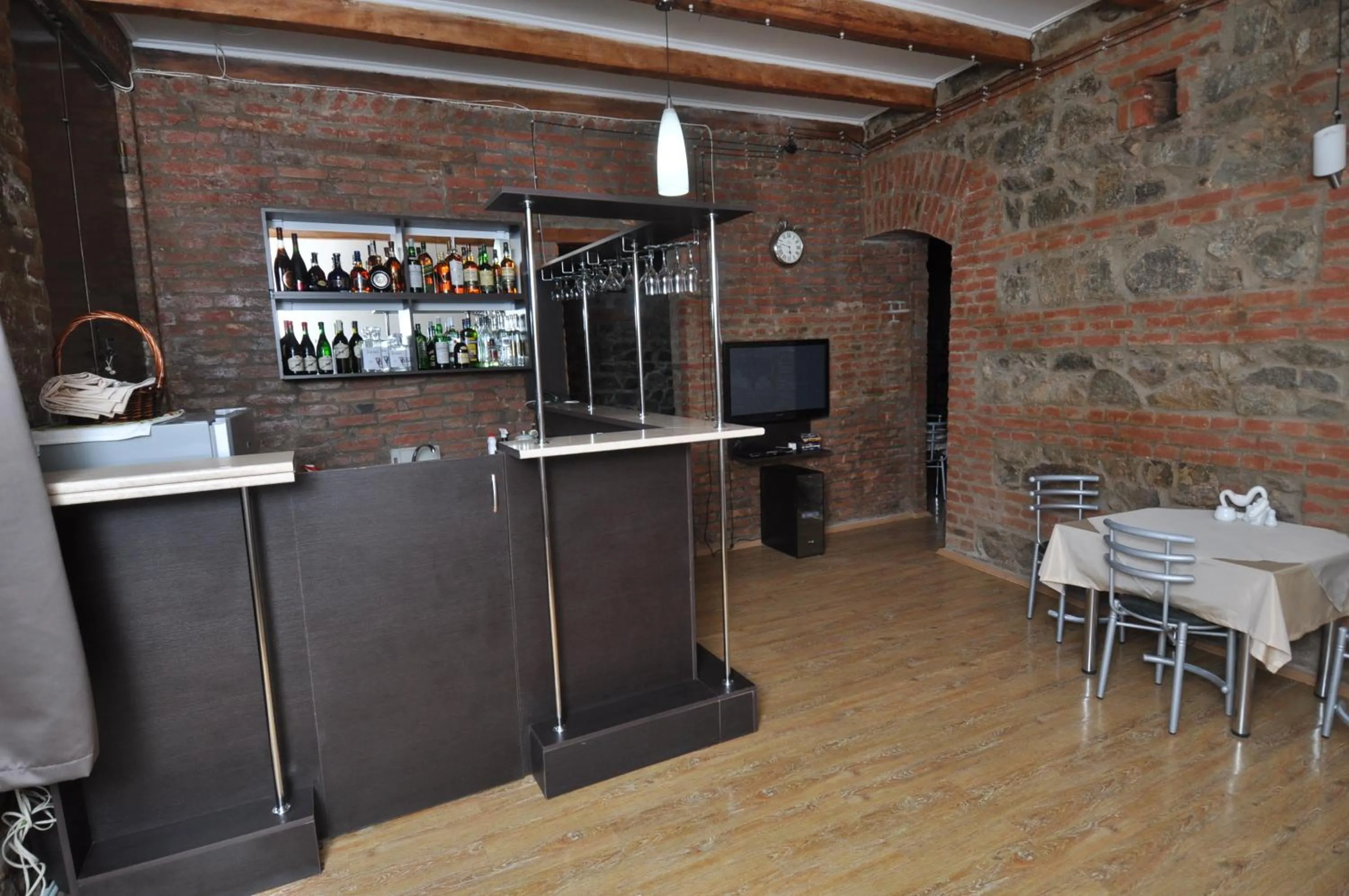 Communal lounge/ TV room in Hotel Corner