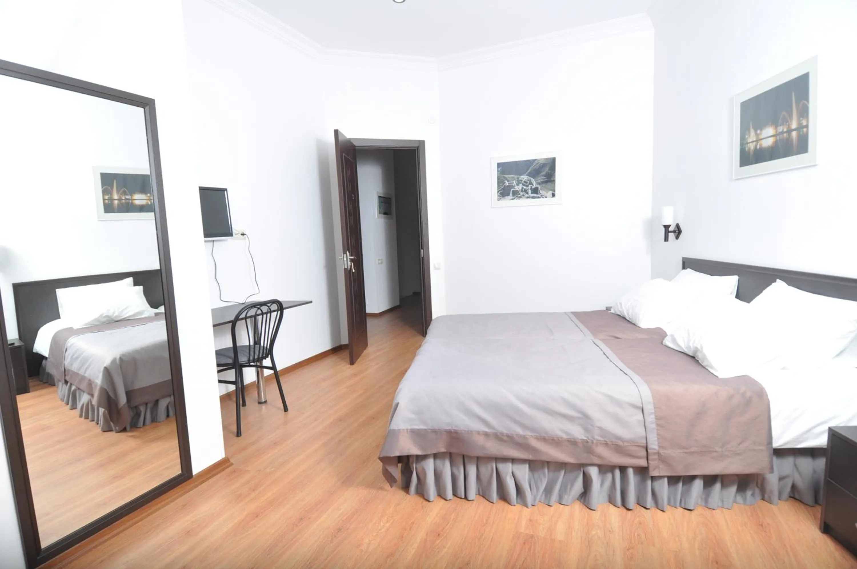 Bedroom, Bed in Hotel Corner