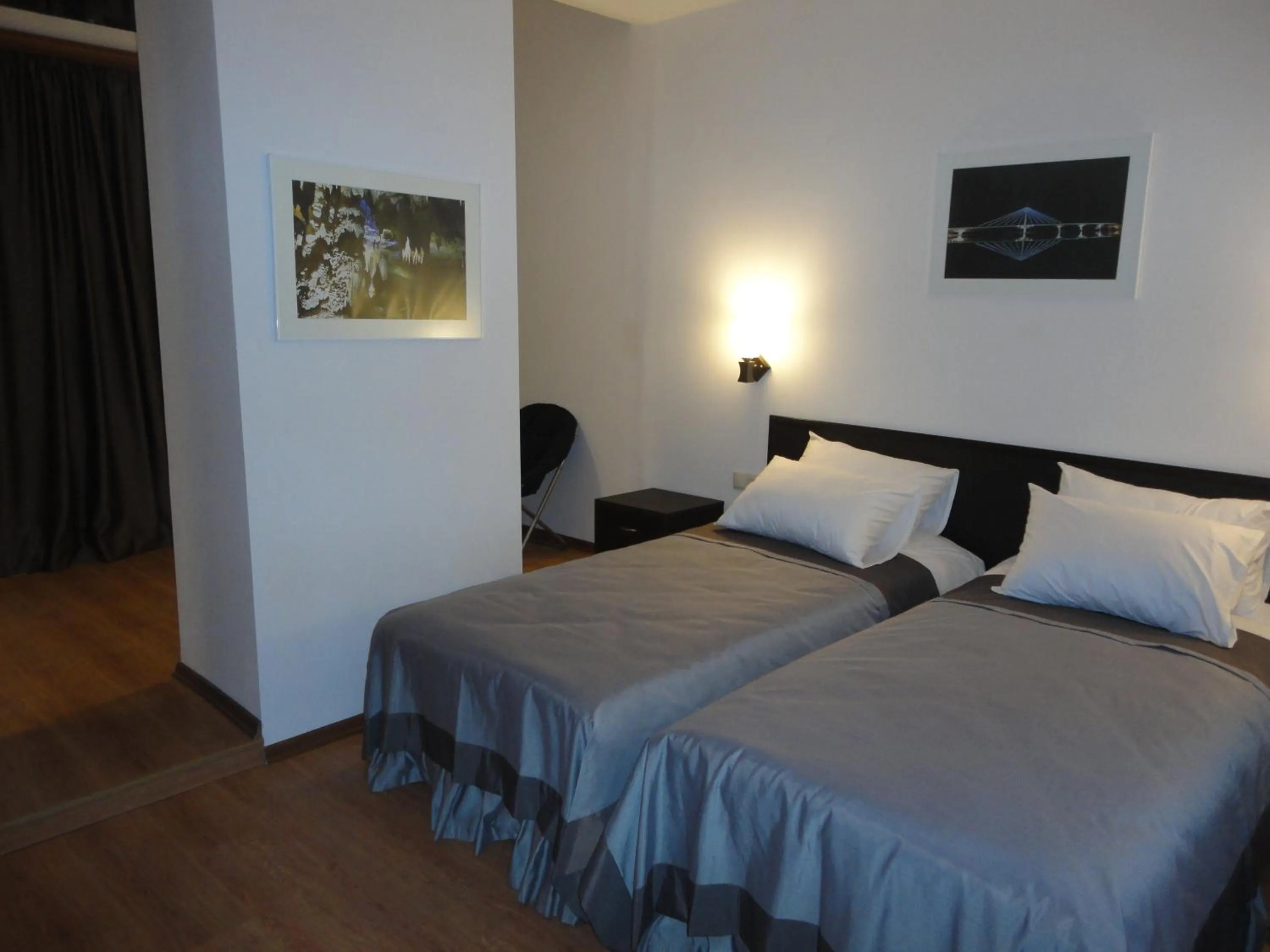 Bedroom, Bed in Hotel Corner