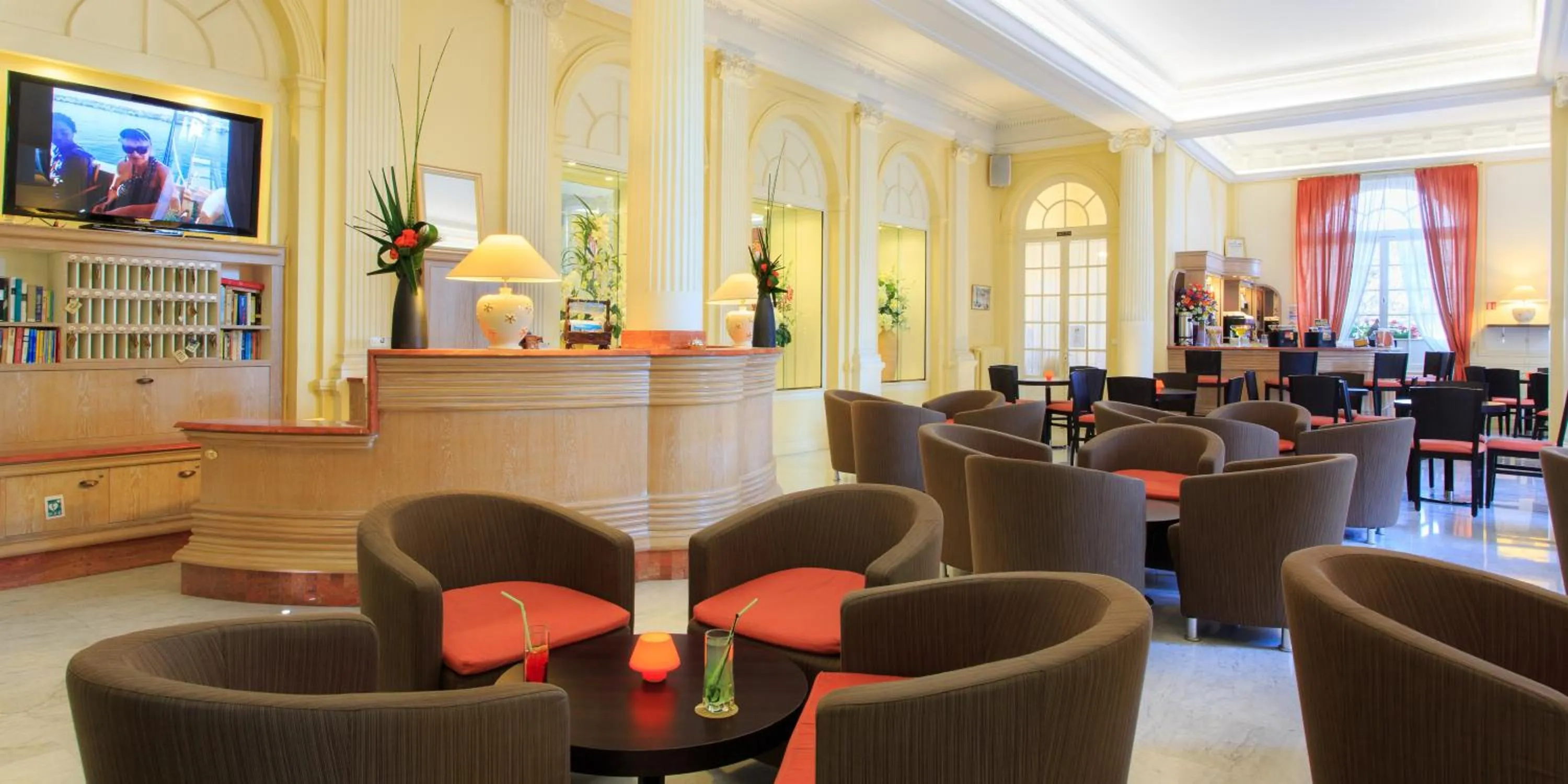 Communal lounge/ TV room in Hotel El Paradiso