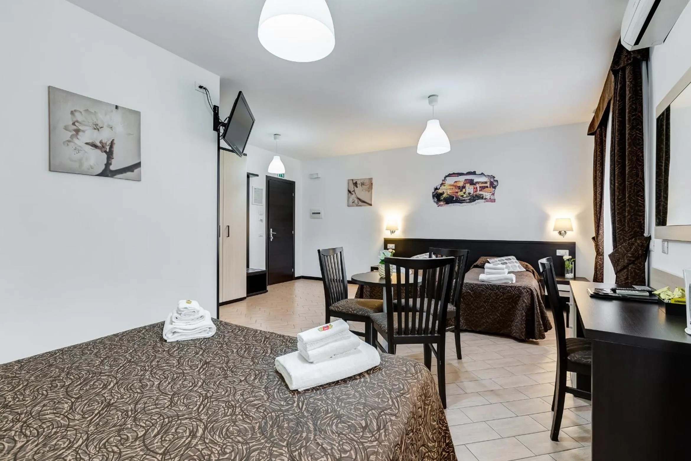 Photo of the whole room in Dreams Of Rome