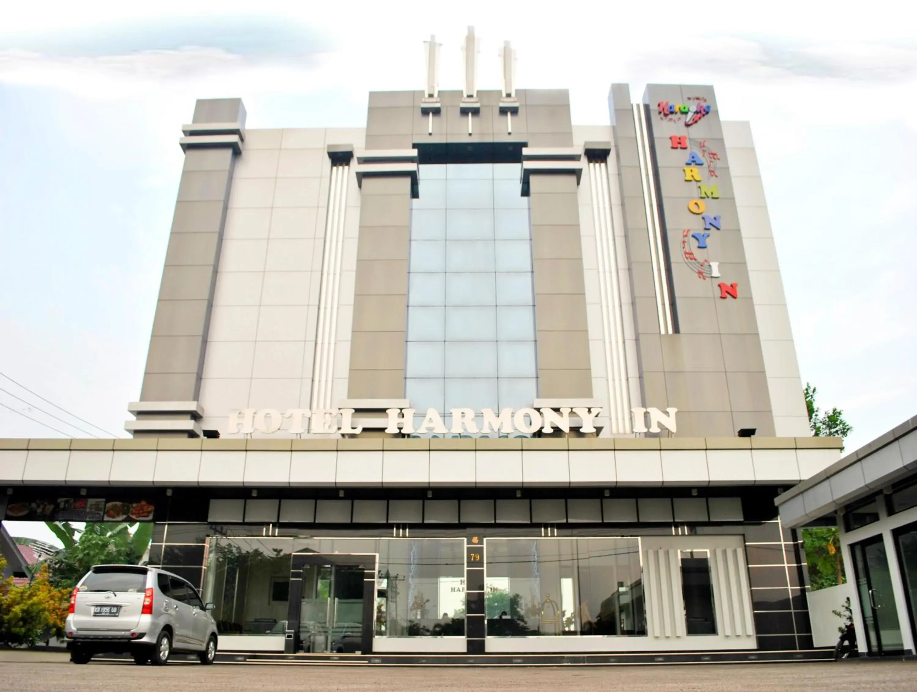 Property building in Hotel Harmony In & Karaoke Property building in Hotel Harmony In & Karaoke