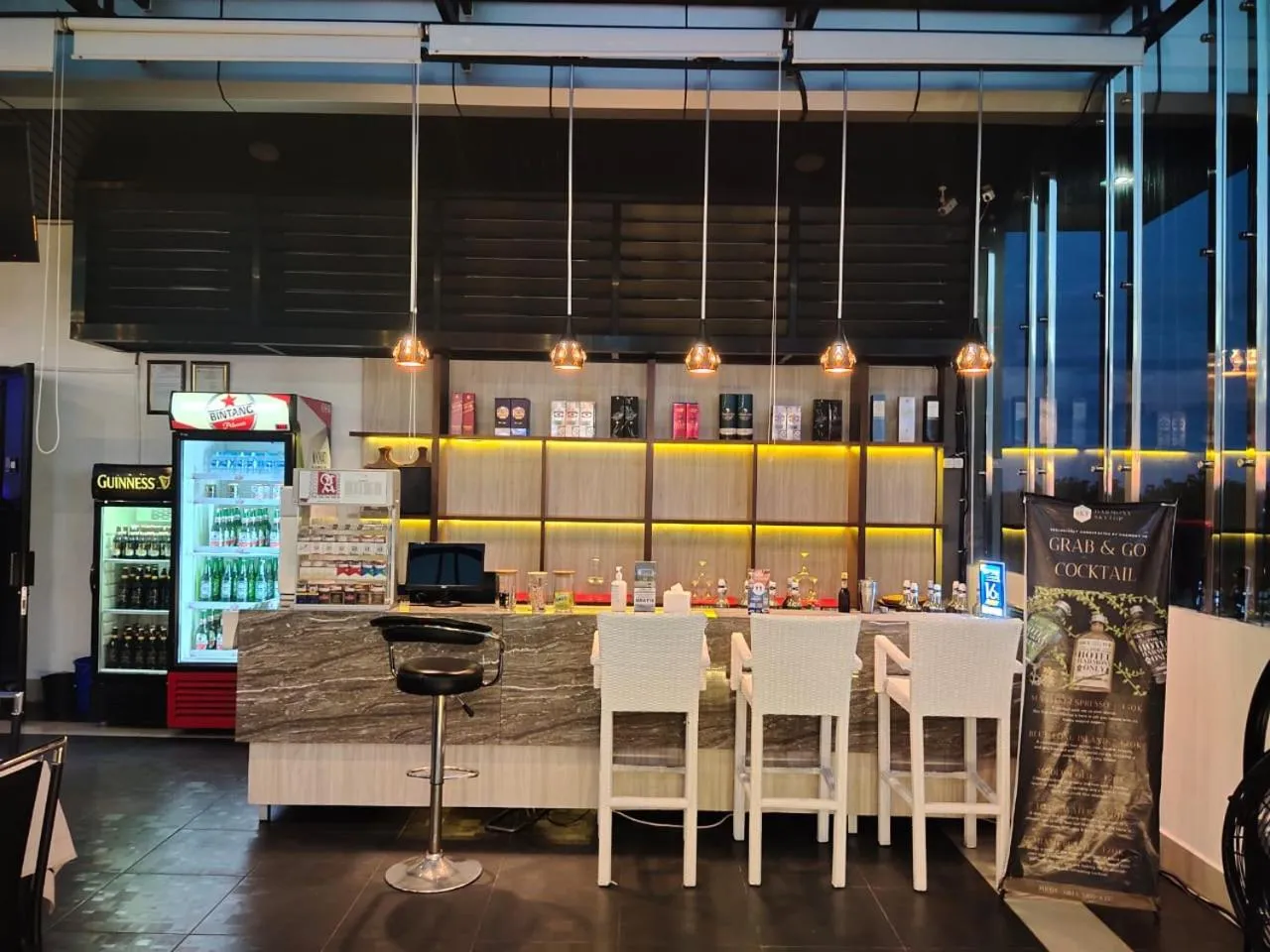 Restaurant/places to eat in Hotel Harmony In & Karaoke