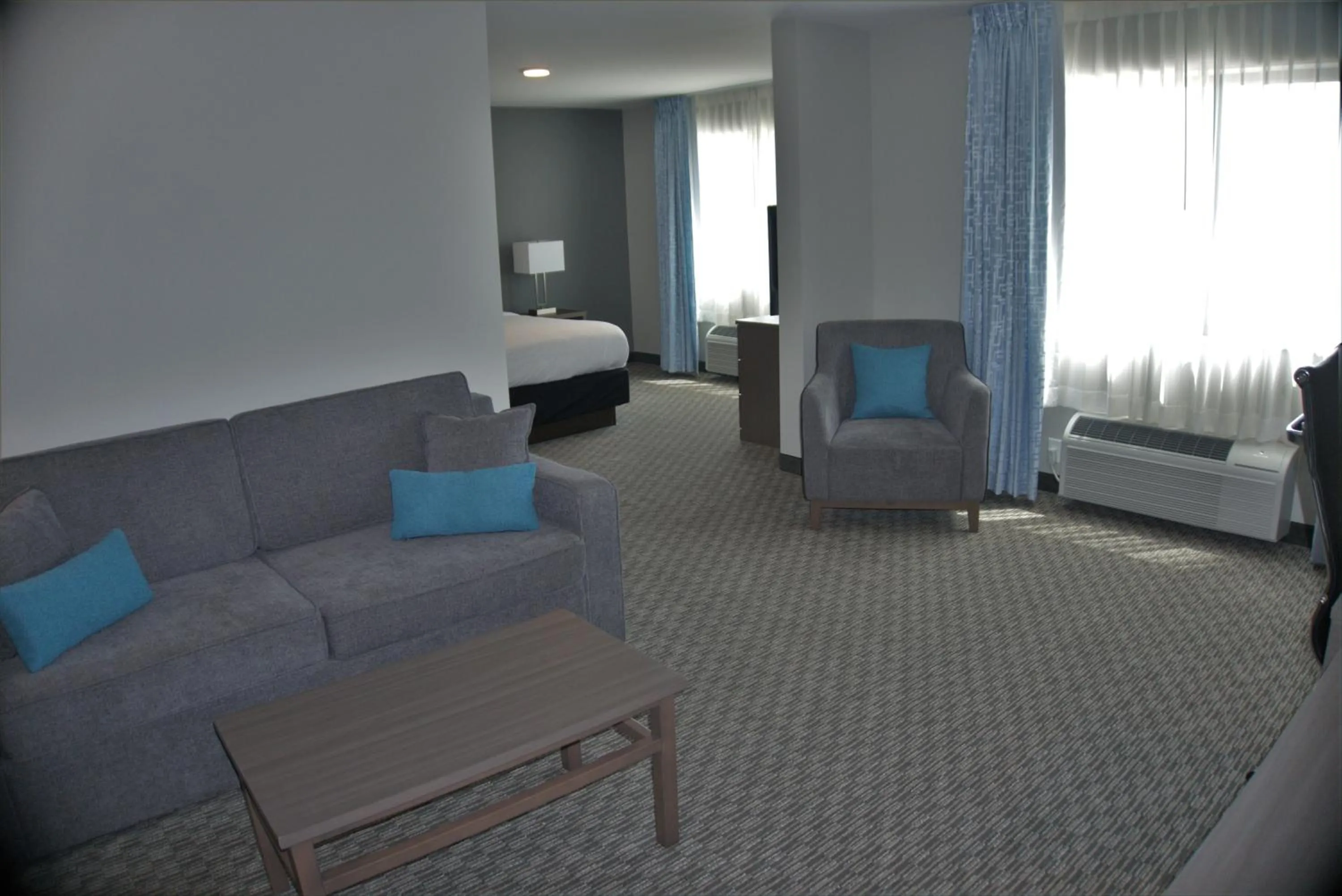 Seating area, Bed in Brookstone Inn & Suites