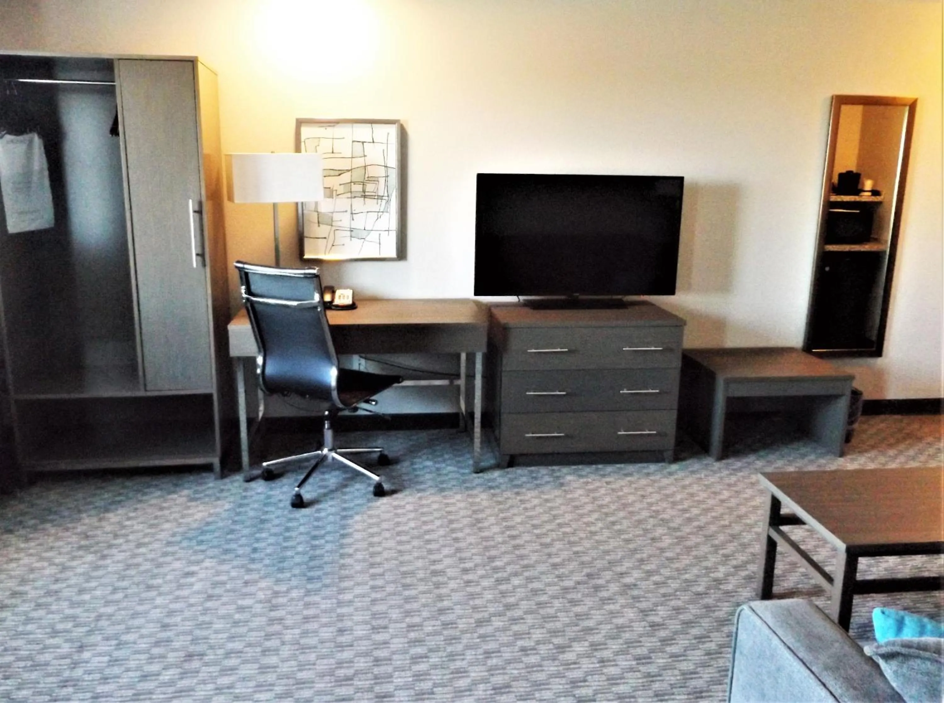 Living room in Brookstone Inn & Suites