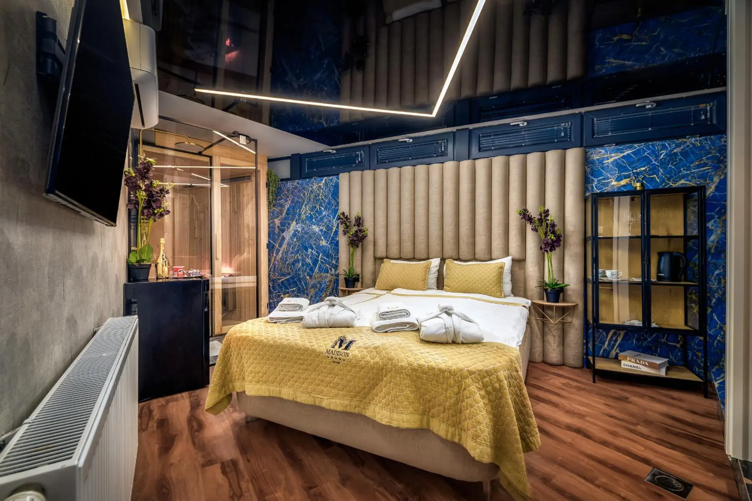 King Room with Spa Bath in Madison Luxury Apartments & Rooms King Room with Spa Bath in Madison Luxury Apartments & Rooms