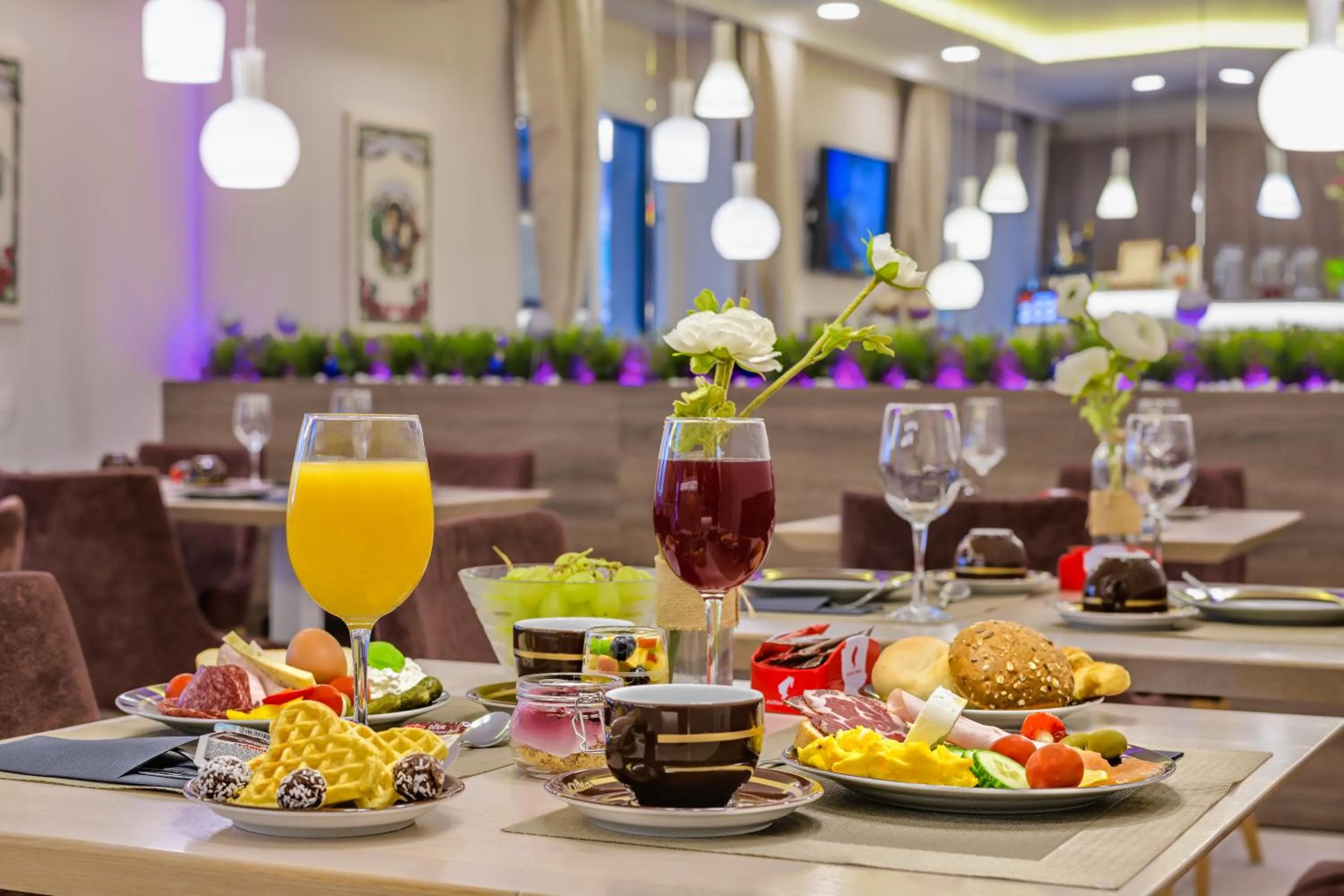 Breakfast in Madison Luxury Apartments & Rooms