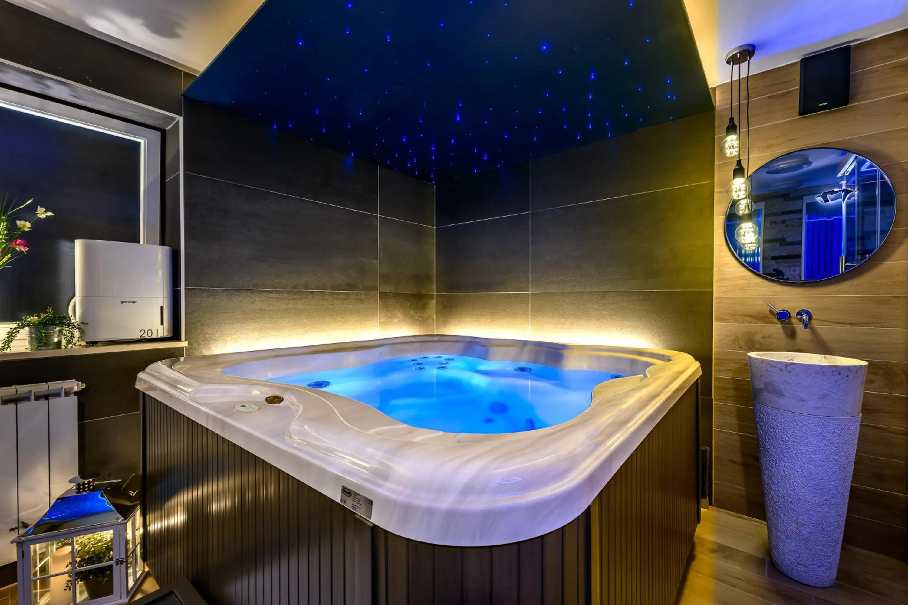 Hot Tub in Madison Luxury Apartments & Rooms