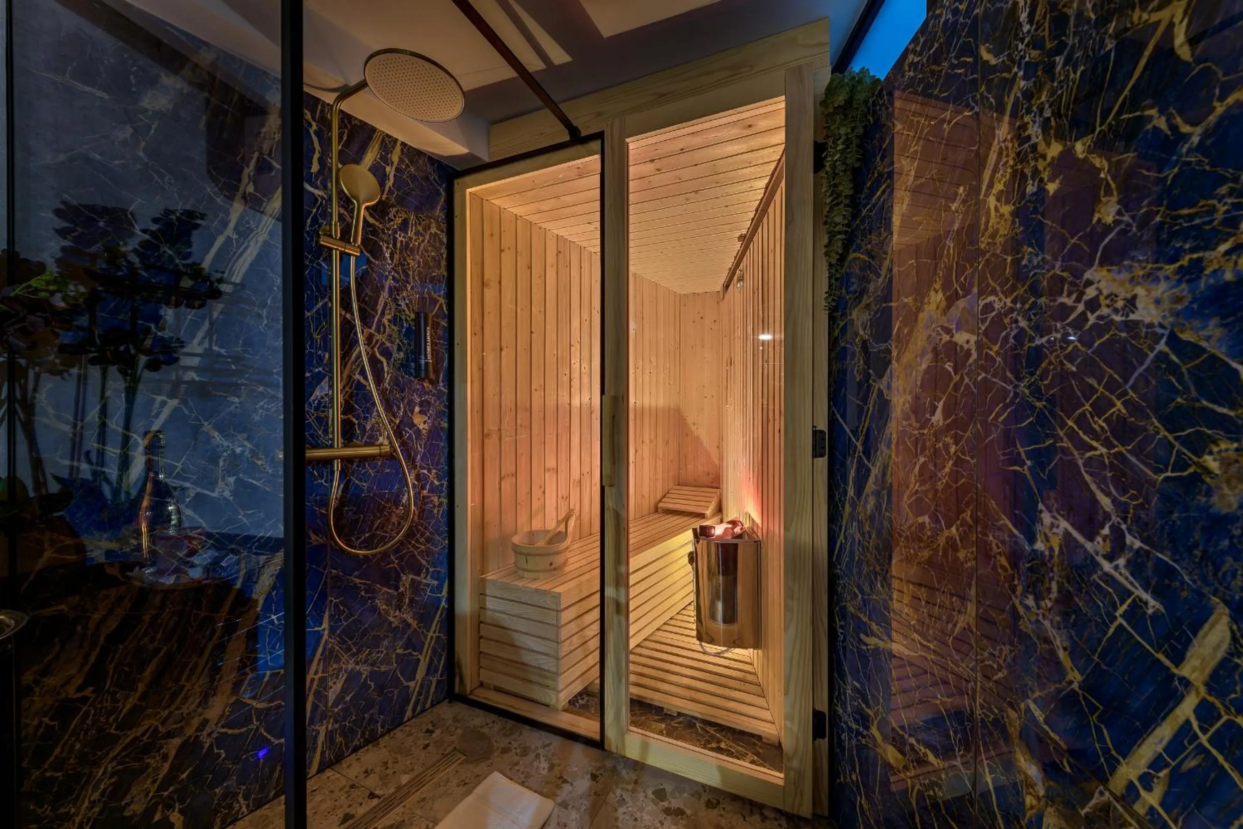 Shower in Madison Luxury Apartments & Rooms