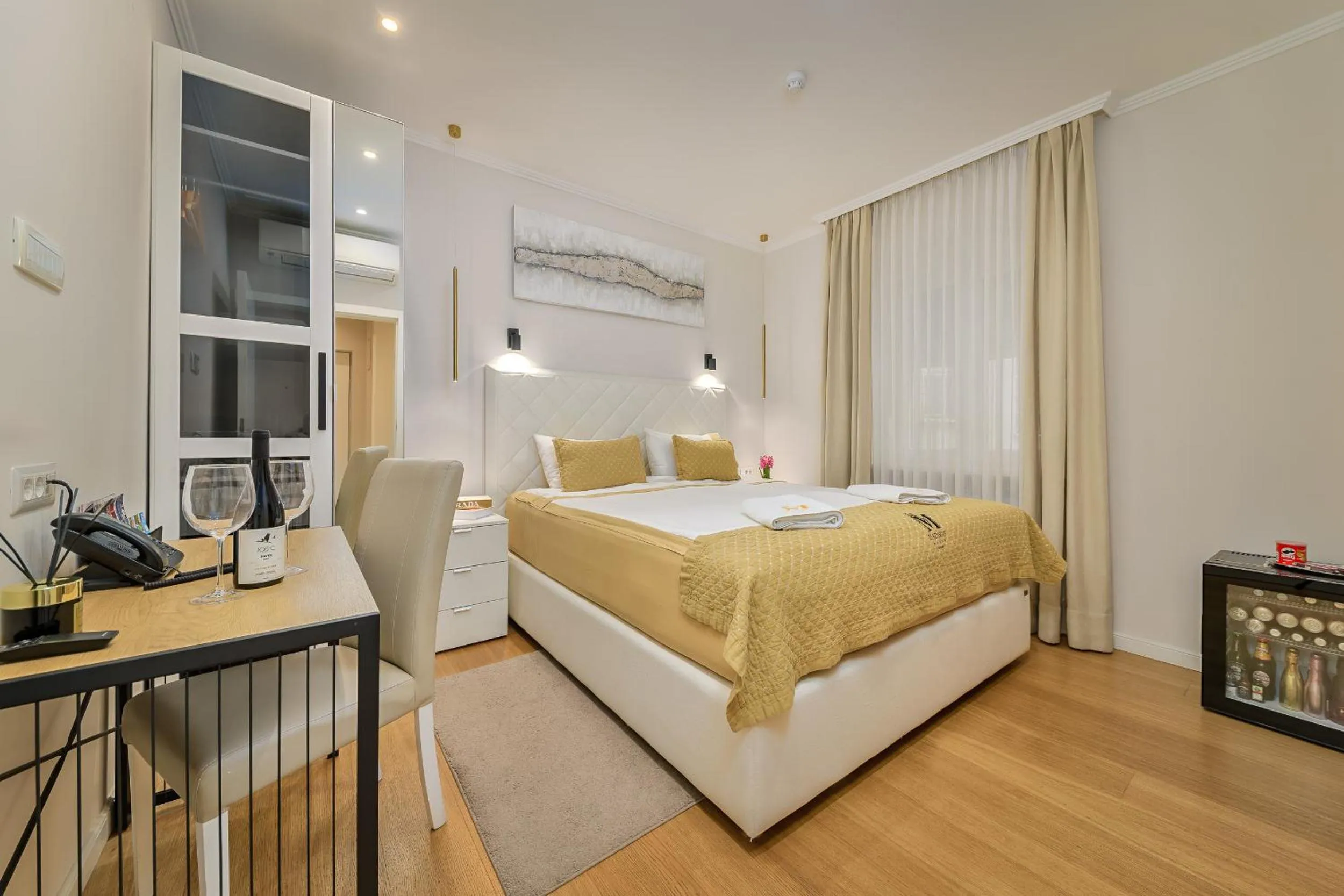 Bed in Madison Luxury Apartments & Rooms